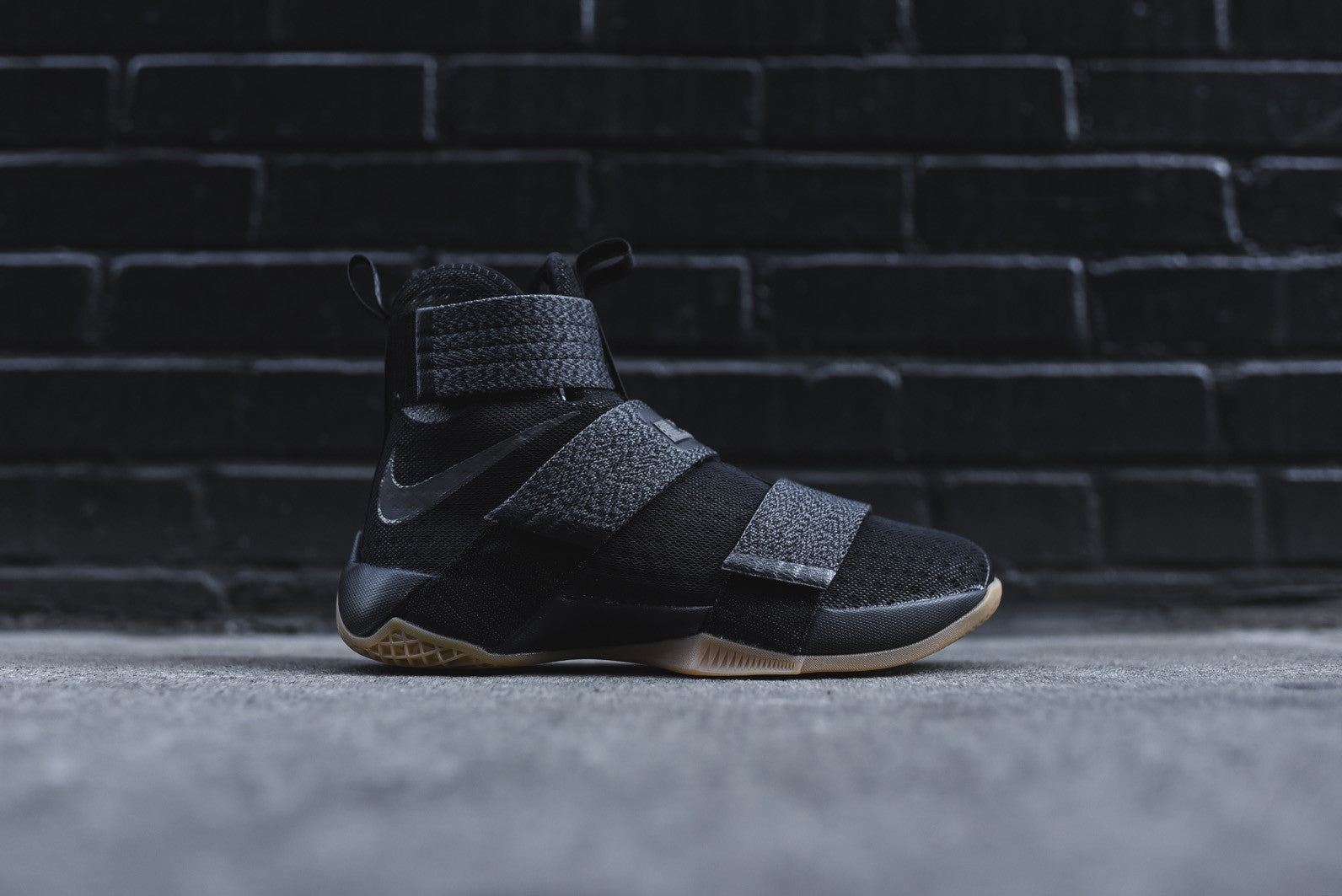 Nike LeBron Soldier 10 Black Gum 黒 25cm Nike LeBron Soldier X - Black / Gum – Kith