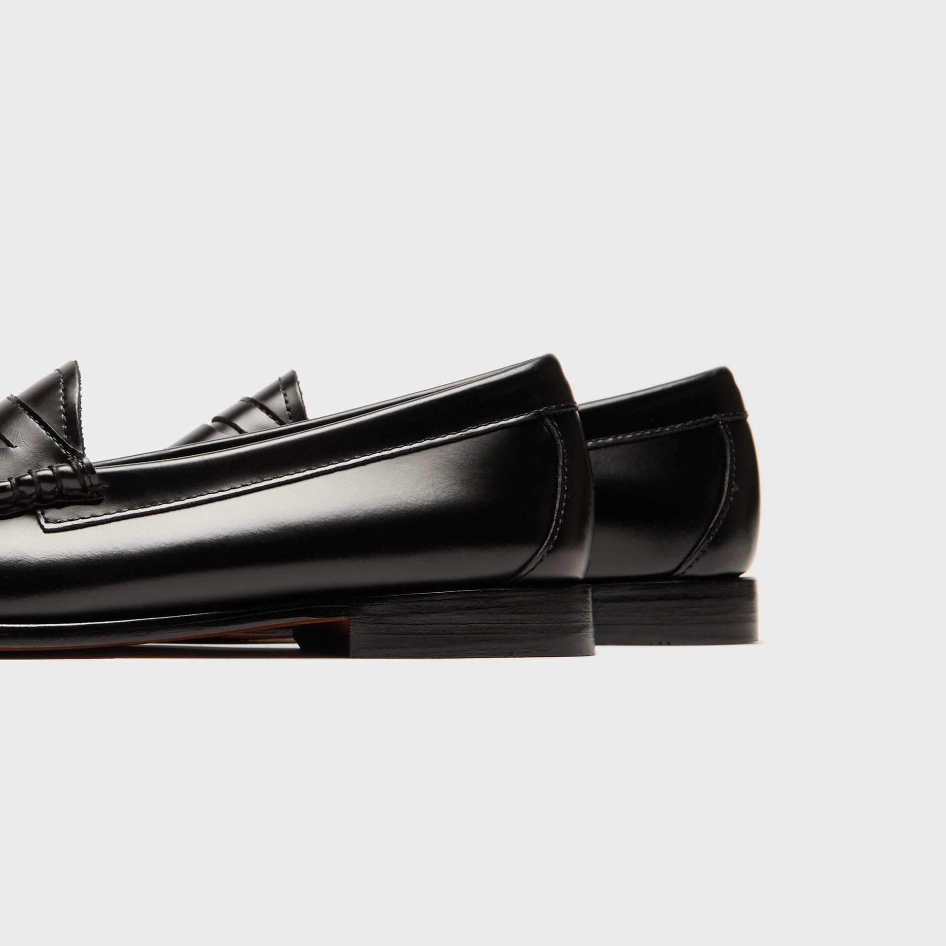 G.H. Bass WMNS Whitney Weejun Venetian Loafer - Black