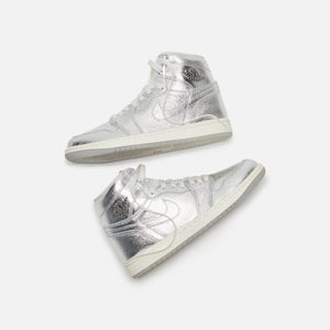 Nike WMNS Air Jordan 1 Retro High OG - Metallic Silver / Photon Dust / Sail / Wolf Grey