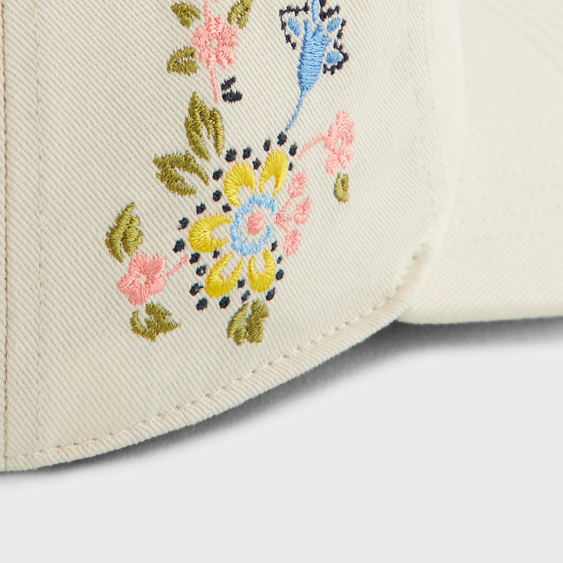 Kith Kids for the New York Yankees Floral Hitch Snapback in Sandrift