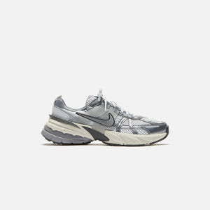 Nike WMNS V2K Run - Pure Platinum / Metallic Cool Grey