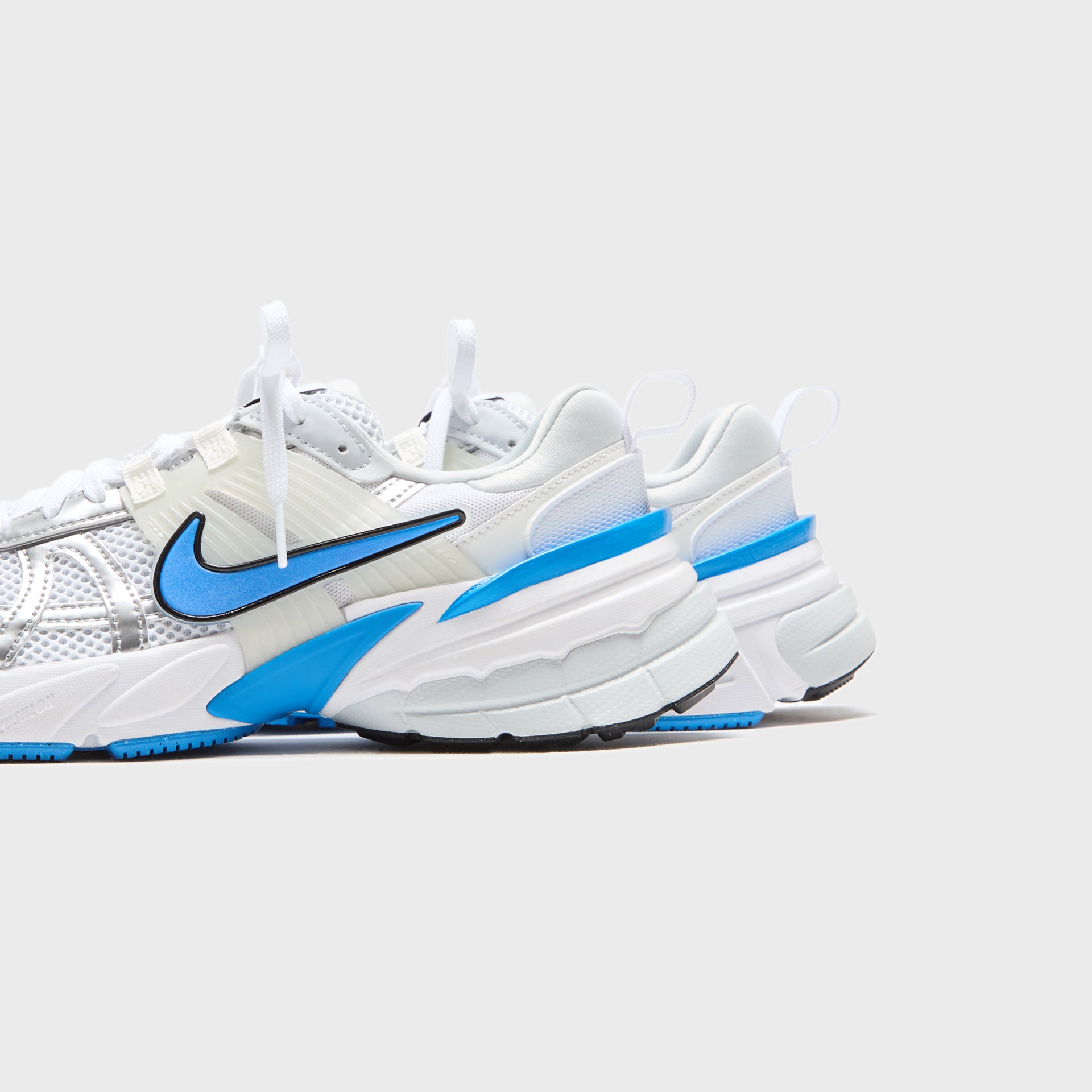 Nike WMNS V2K Run - White / Pure Platinum / Summit White / Light Photo Blue