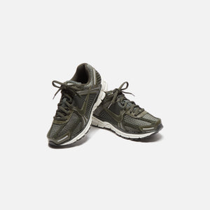 Nike WMNS Zoom Vomero 5 - Cargo Khaki / Sequoia / Sail / Metallic Silver