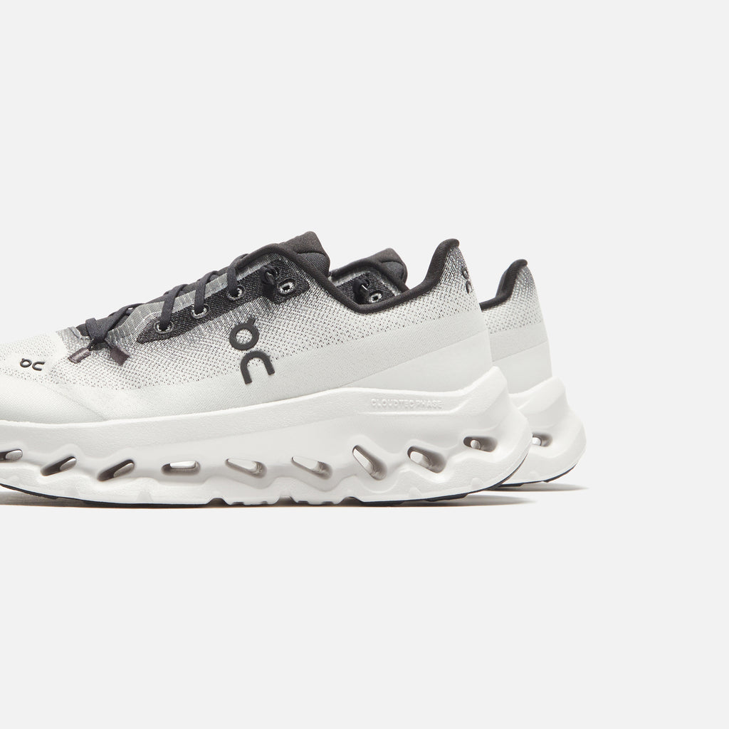 On Running WMNS Cloudtilt Black / Ivory Kith