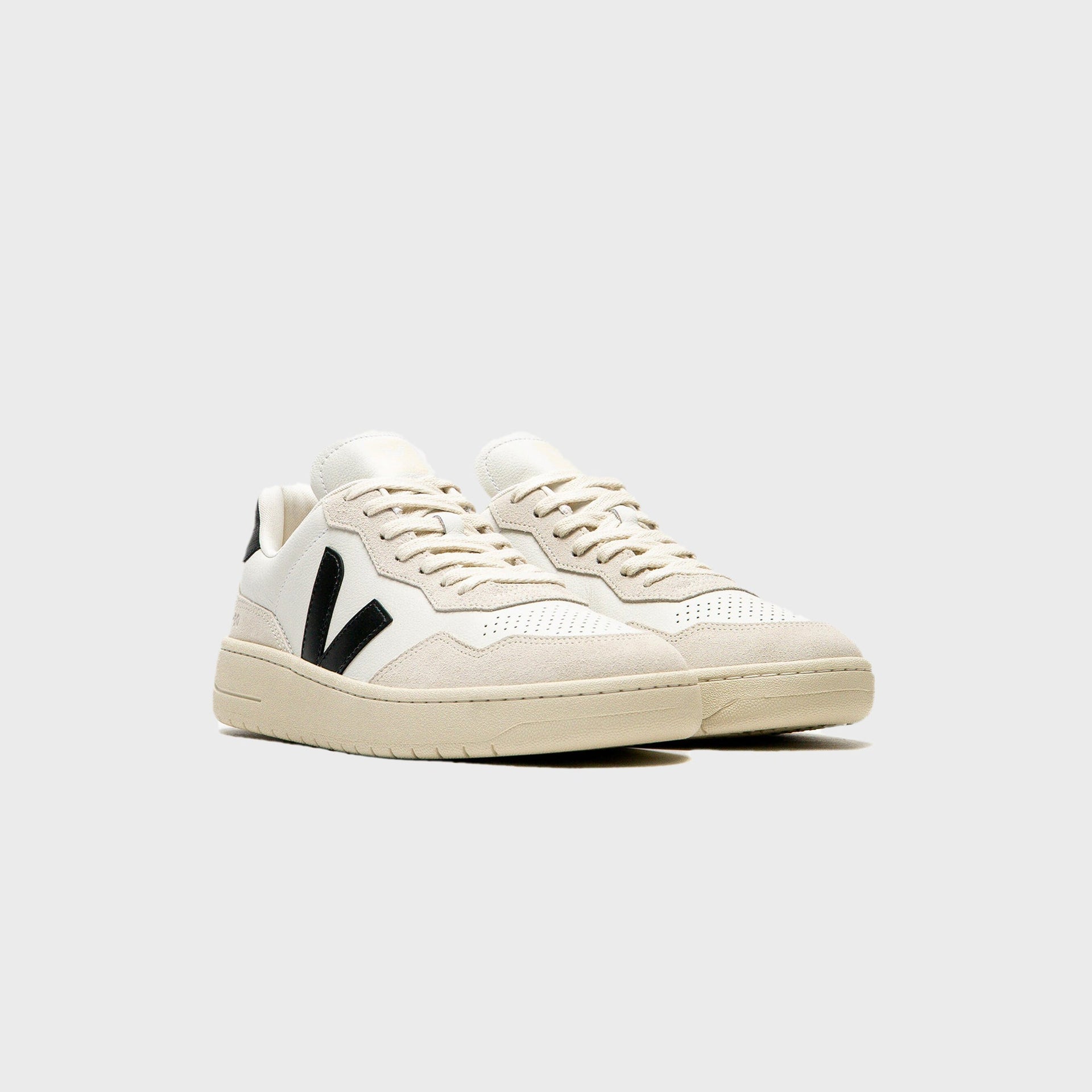 Veja V-90 - White / Black