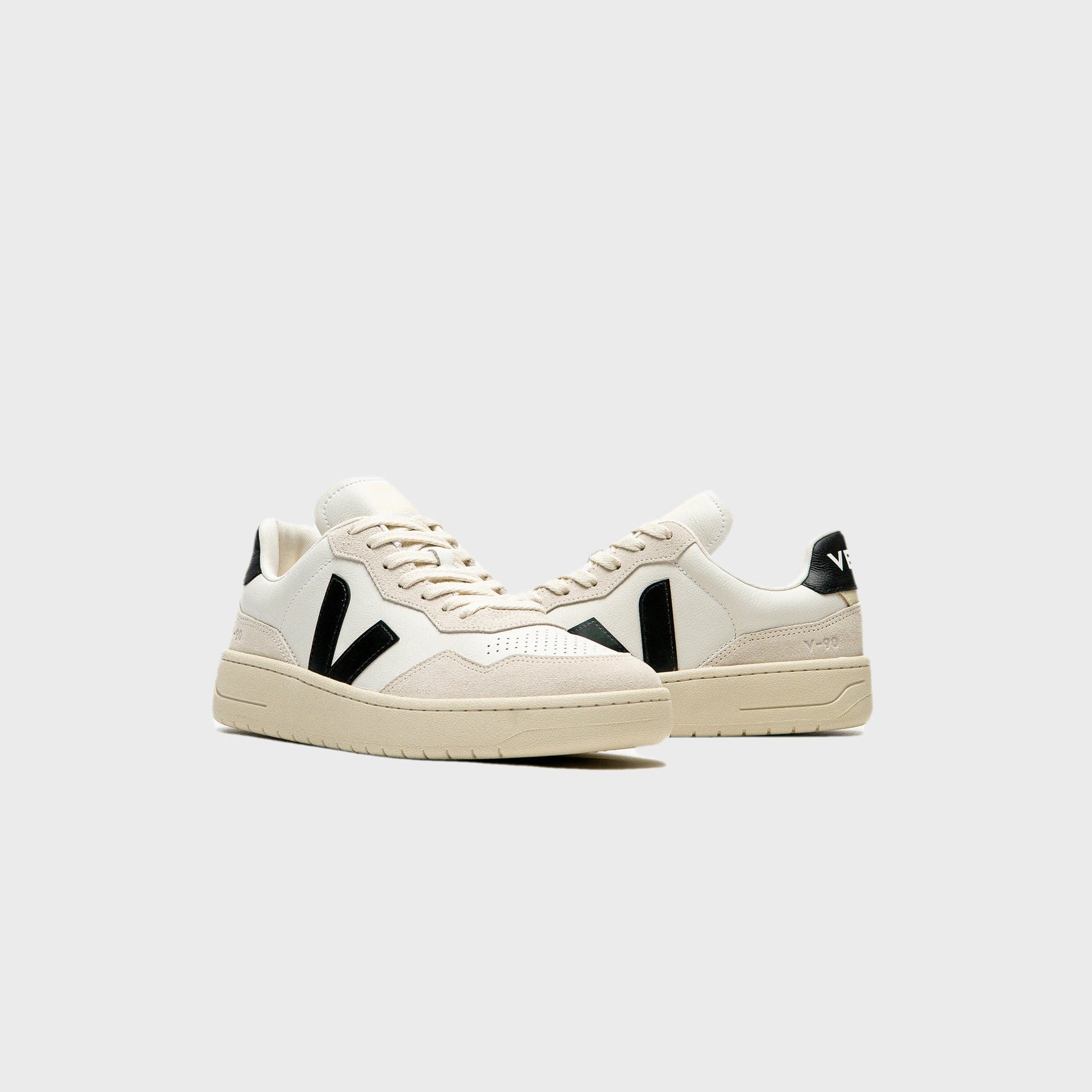 Veja V-90 - White / Black