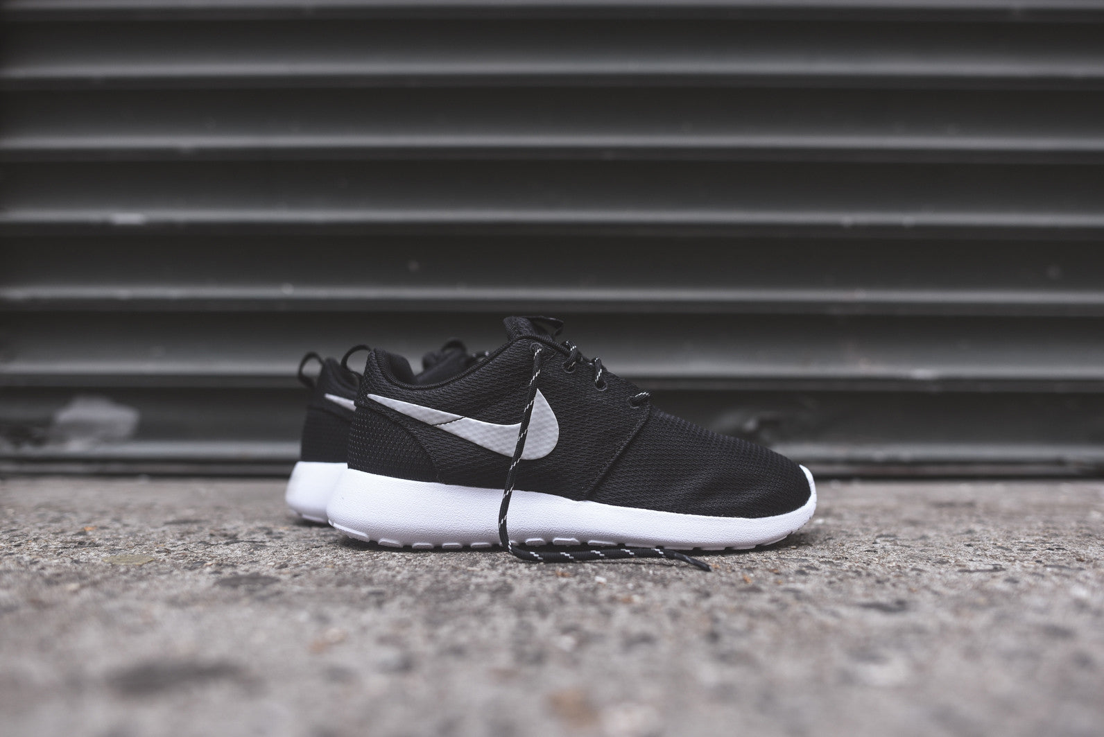 Nike WMNS Roshe Run - Black / White / Metallic Platinum