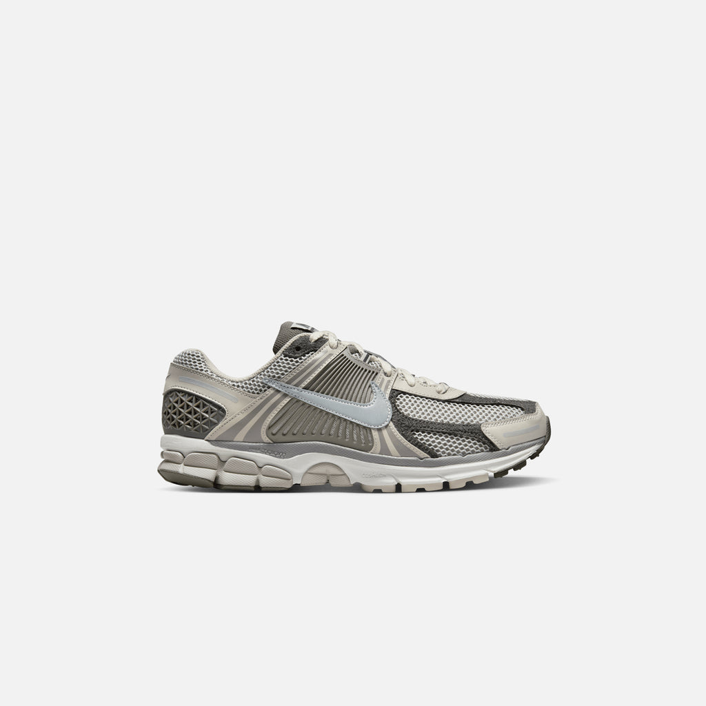 fe Incorporar Becks Nike Zoom Vomero 5 PRM - Iron Ore / Metallic Silver / Photon Dust – Kith