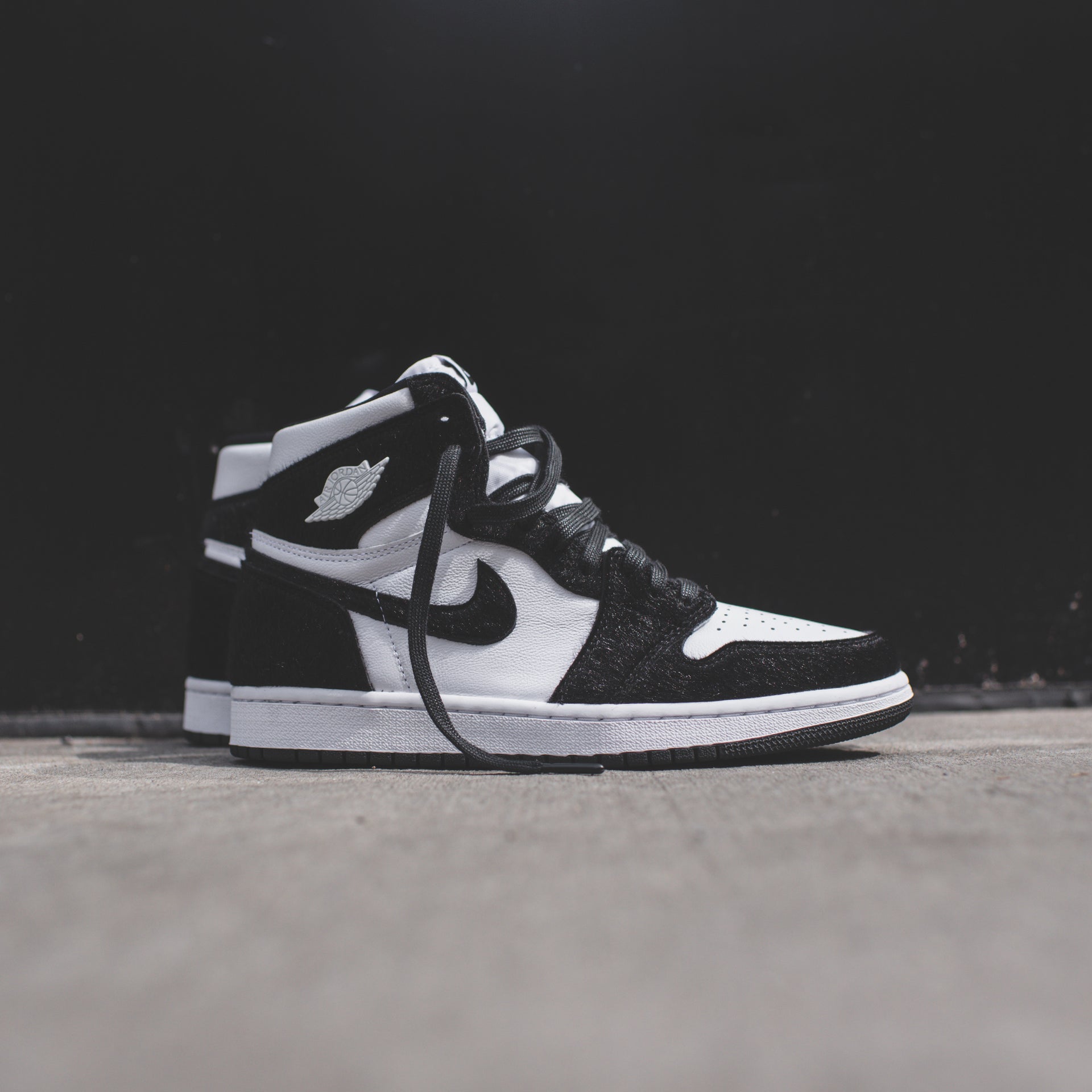 Nike WMNS Air Jordan 1 High OG - Black / Metallic Gold / White