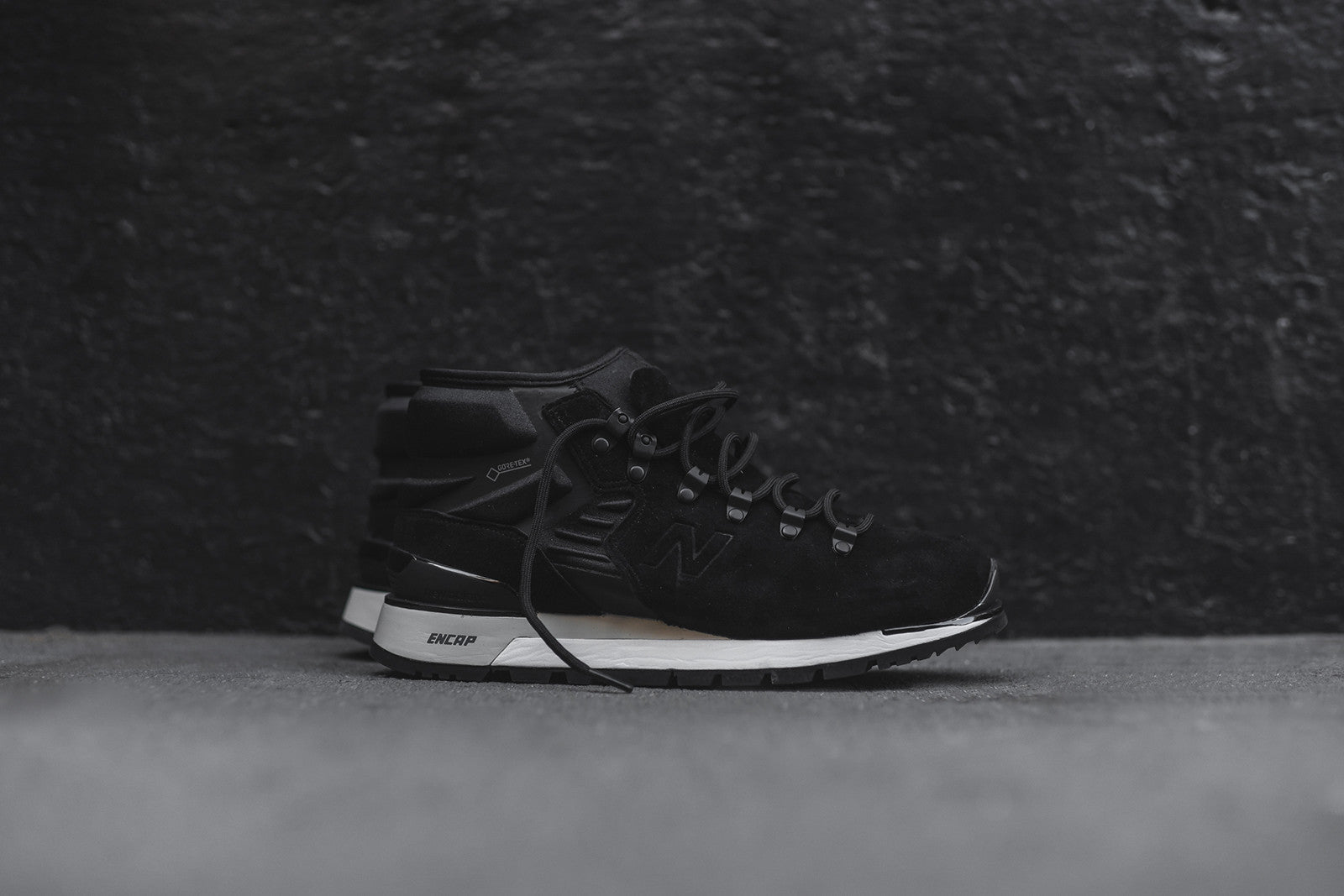 New Balance Niobium Boot - Black / White