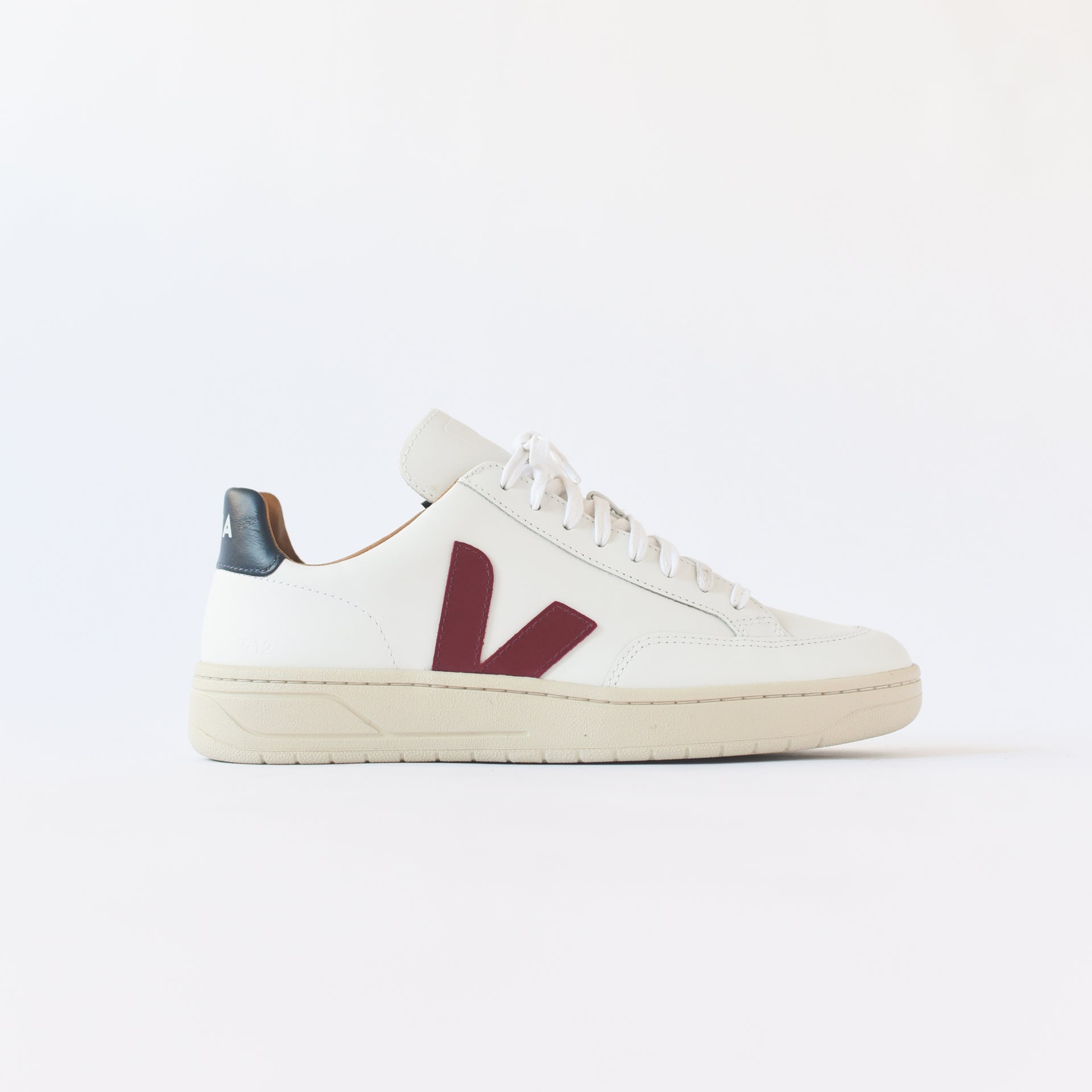 Veja V-12 Bastille - Extra White / Marsala Nautico