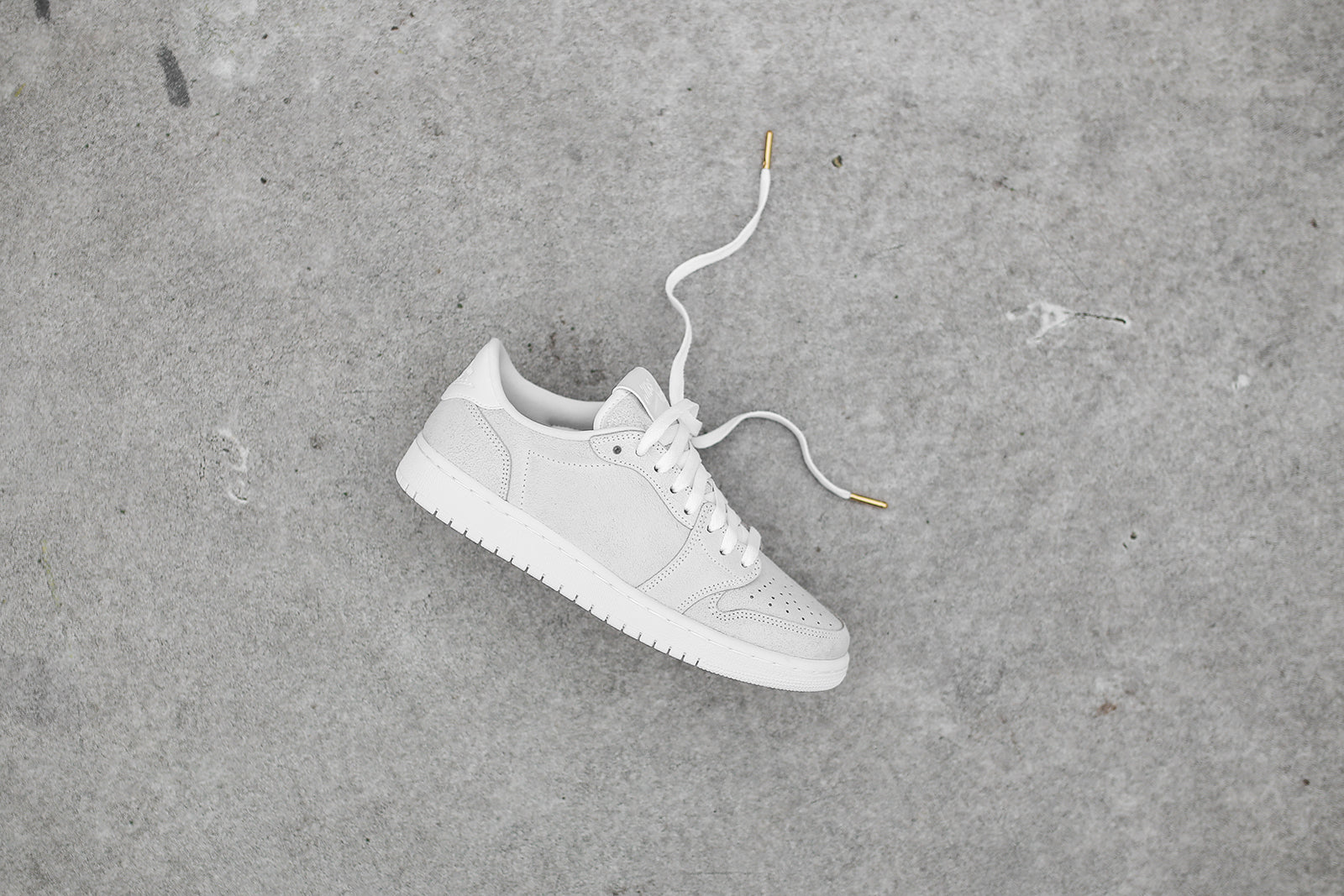 Nike WMNS Air Jordan 1 Retro Low - White / Metallic Gold