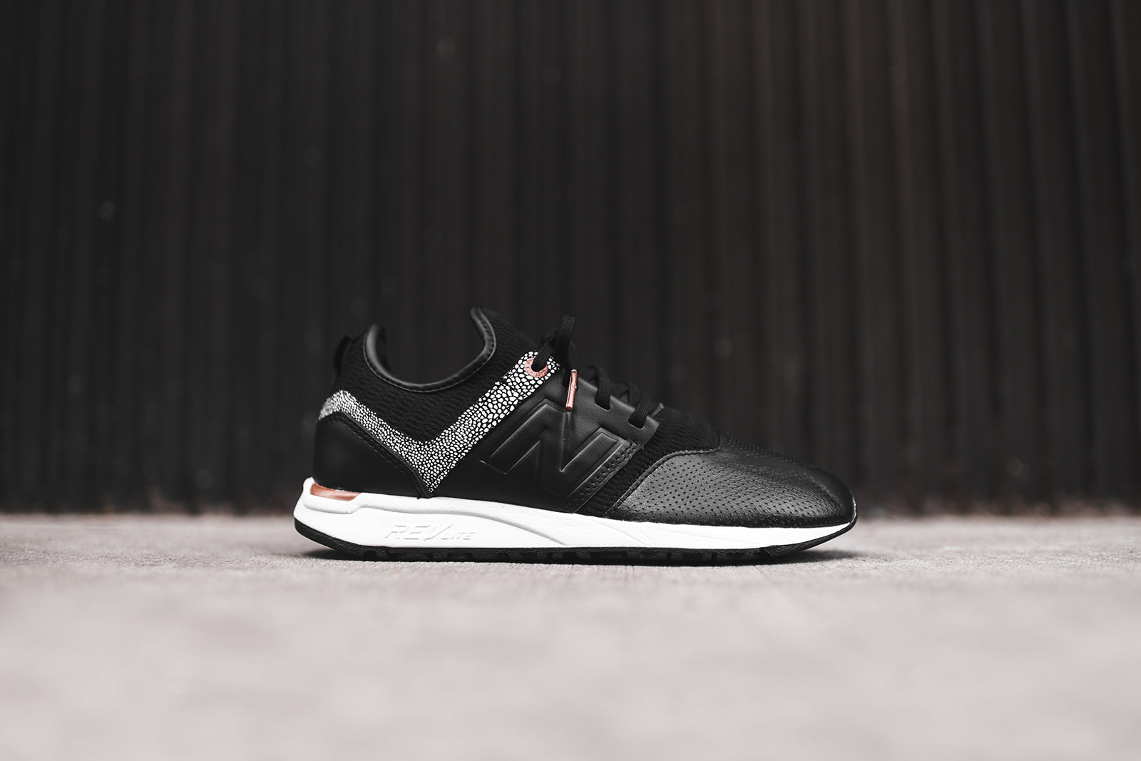 New Balance WMNS 247 - Black / Copper