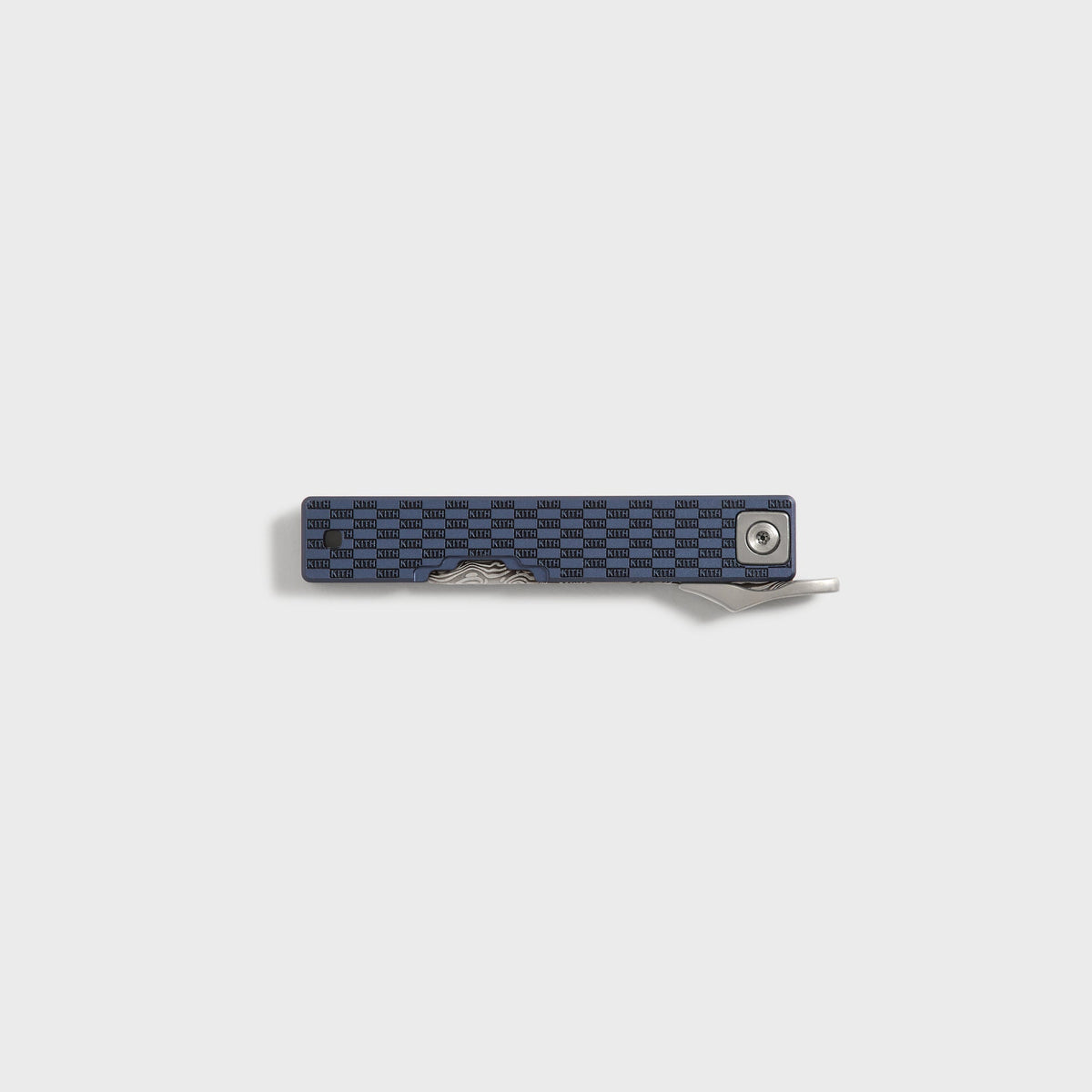 Kith x Benchmade Yamori Nocturnal knife closed on the reverse side, pivot screw and thin Damascus blade edge along navy handle