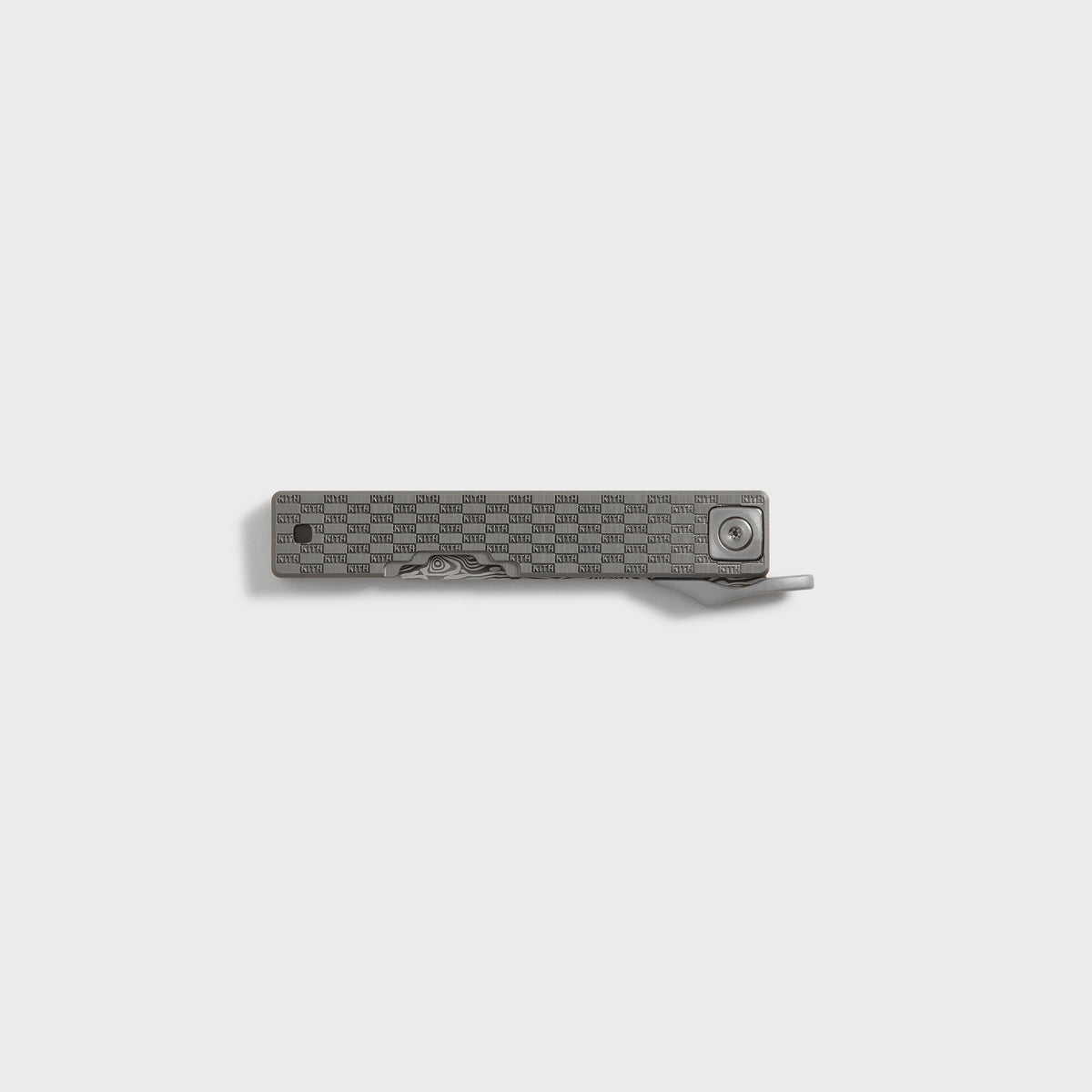 Kith x Benchmade Yamori Drift knife closed on the reverse side, pivot screw and thin Damascus blade edge along grey handle