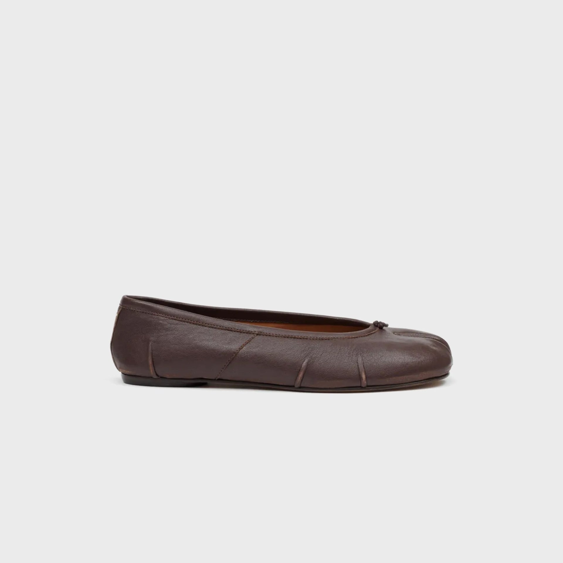 Maison Margiela WMNS Tabi ballerina flat in brown leather with split cloven toe, lateral side view