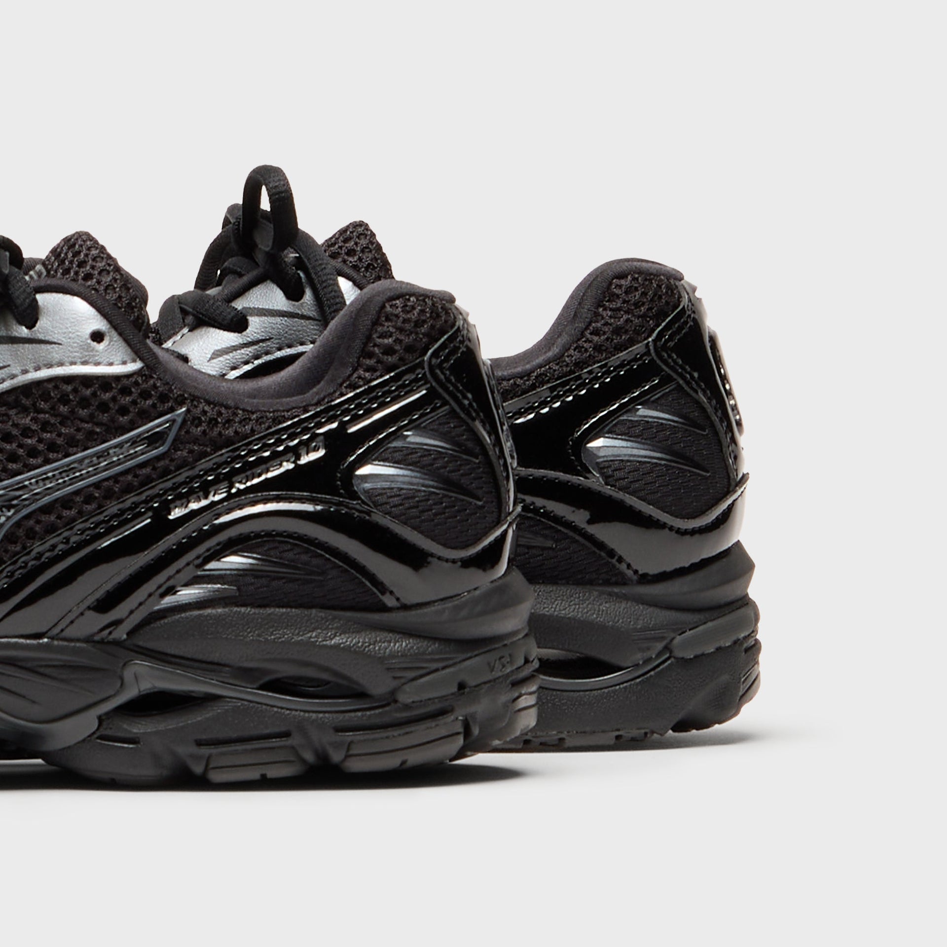 Mizuno Wave Rider 10 - Black / Black Sand / Metallic Gray