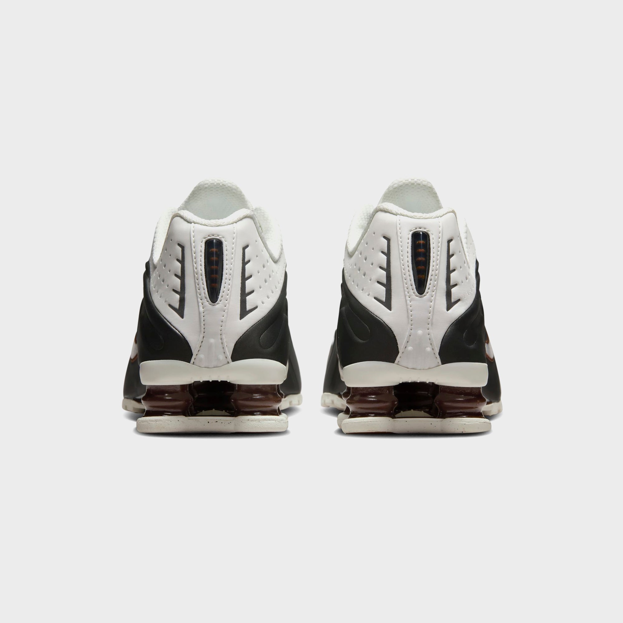 セール ◆ NIKE ◆ Shox R4 ショックス ◆ Sail/Fauna Brown WMNS SHOX R4 - SAIL / BLACK / FAUNA BROWN
