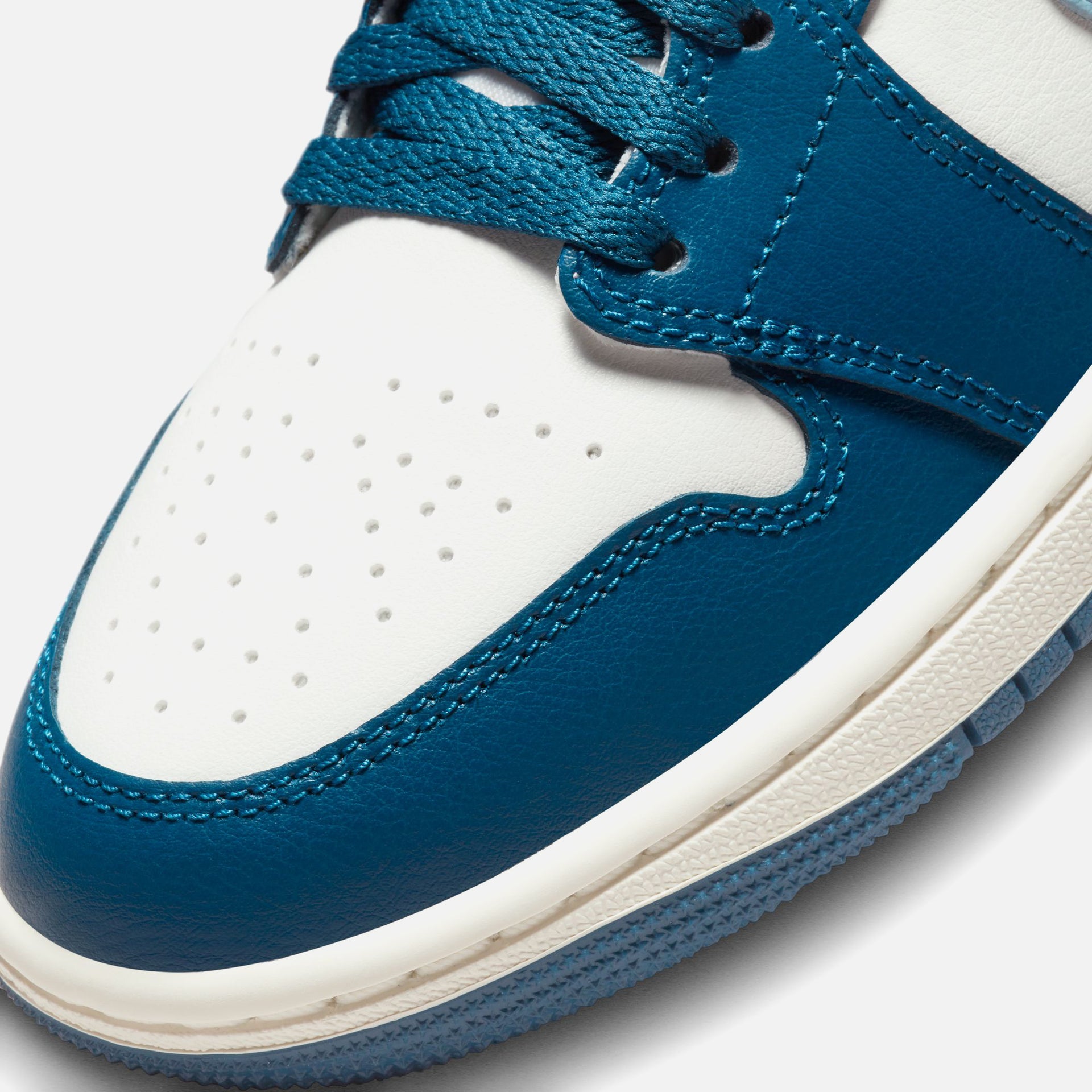 Nike WMNS Air Jordan 1 Mid - Sky J French / Blue / Ozone Blue / Sail