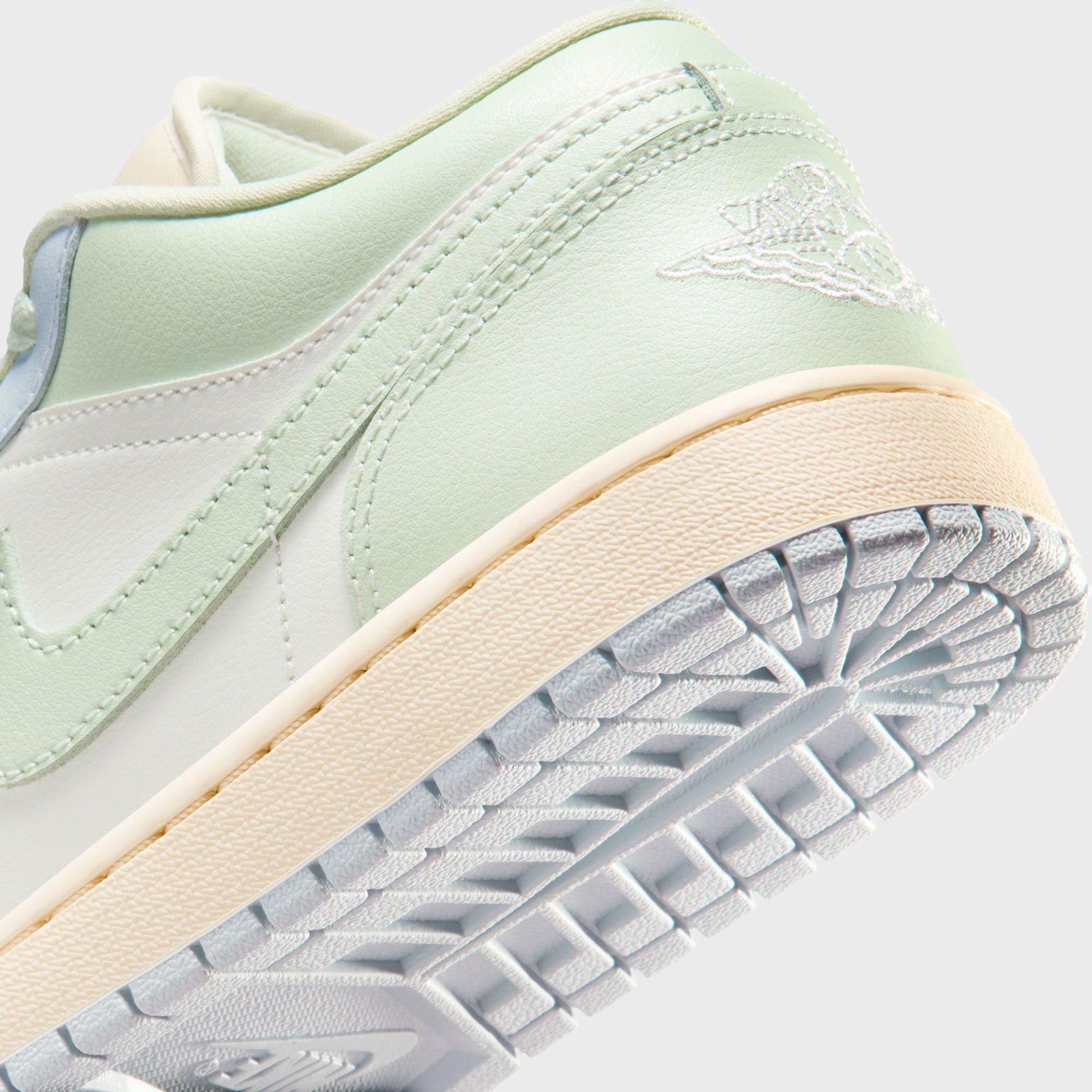 Jordan WMNS Air Jordan 1 Low - Sail / Aura / Muslin / Jade Aura