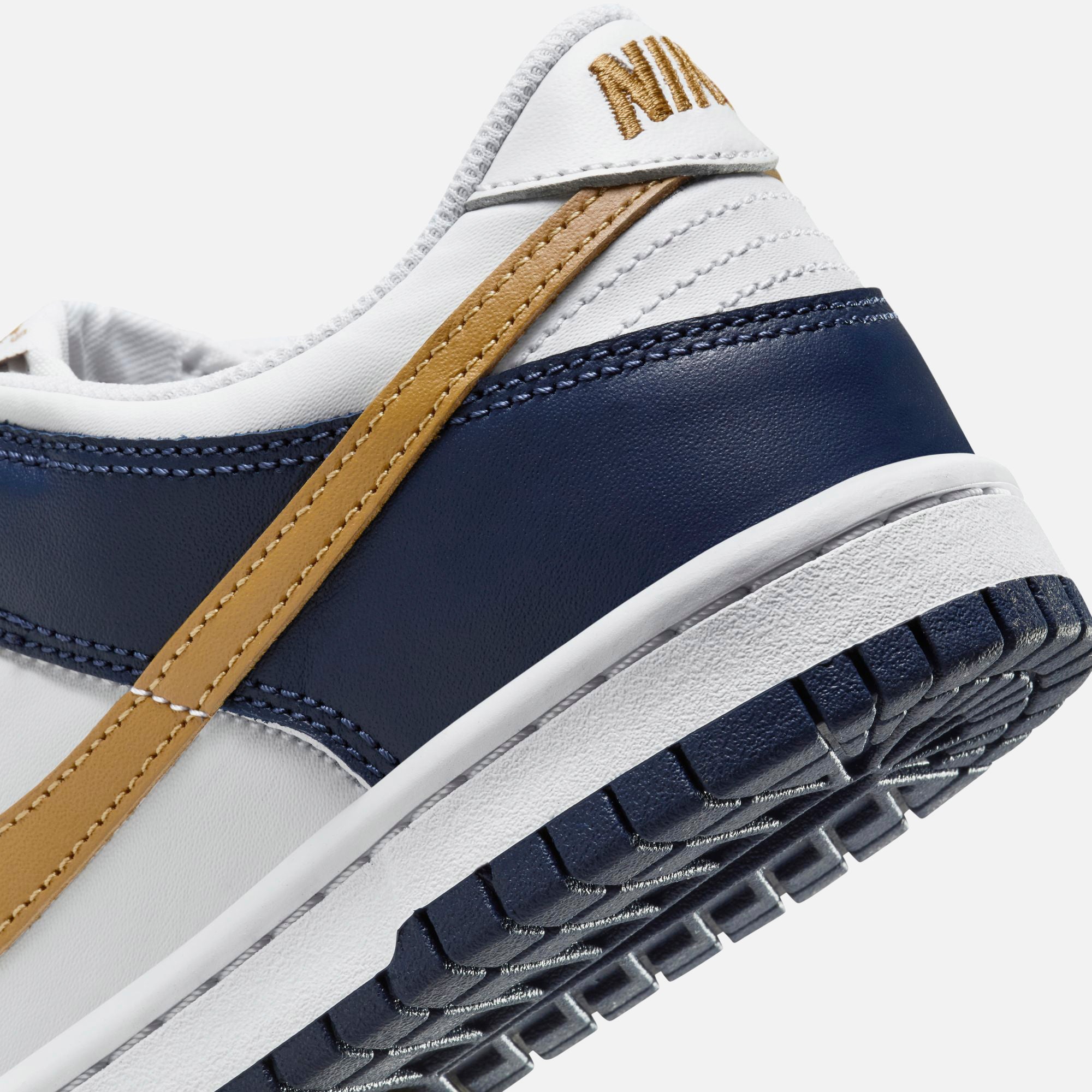 【新品】ナイキ　ダンクロー　 MIDNIGHT NAVY WHEAT The Nike Dunk Low Appears In Midnight Navy And Wheat | House
