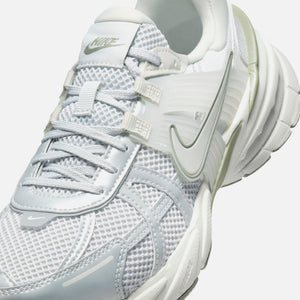 Nike WMNS V2K Run - Photon Dust / Light Silver / Summit White