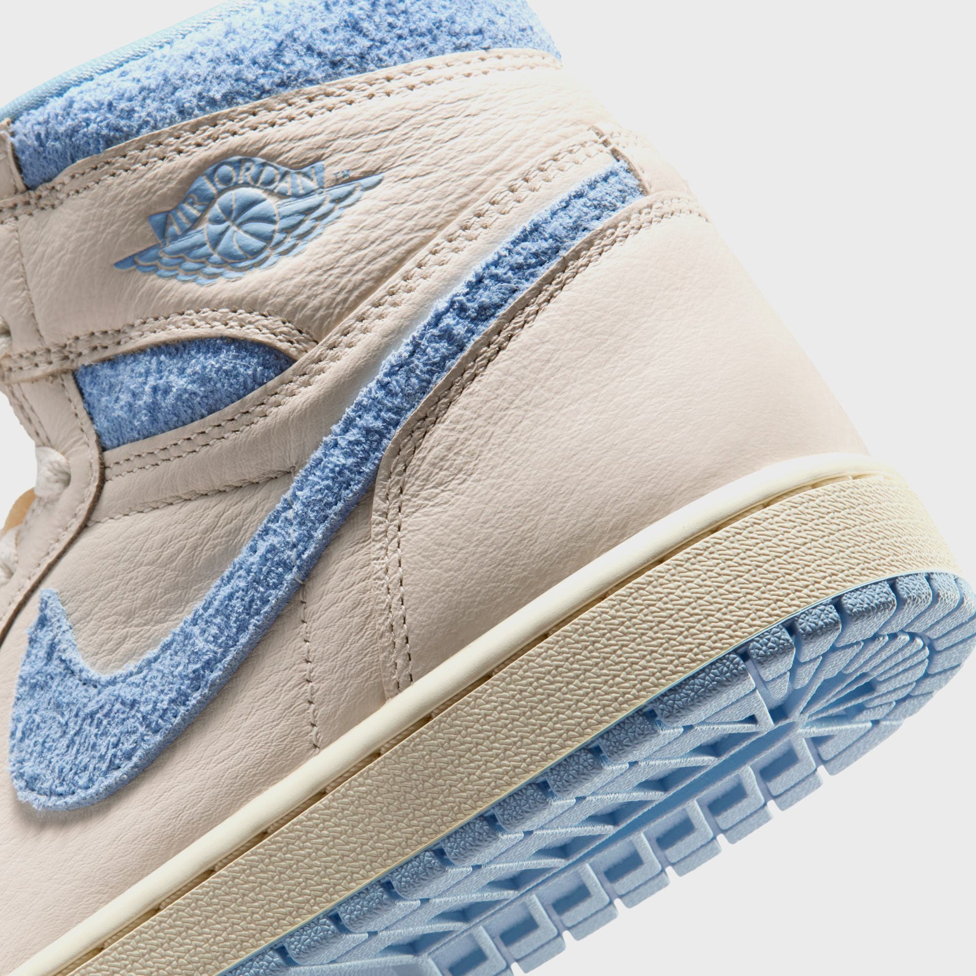Jordan WMNS Air Jordan 1 Retro High OG - Pale Ivory / Psychic Blue / Coconut Milk