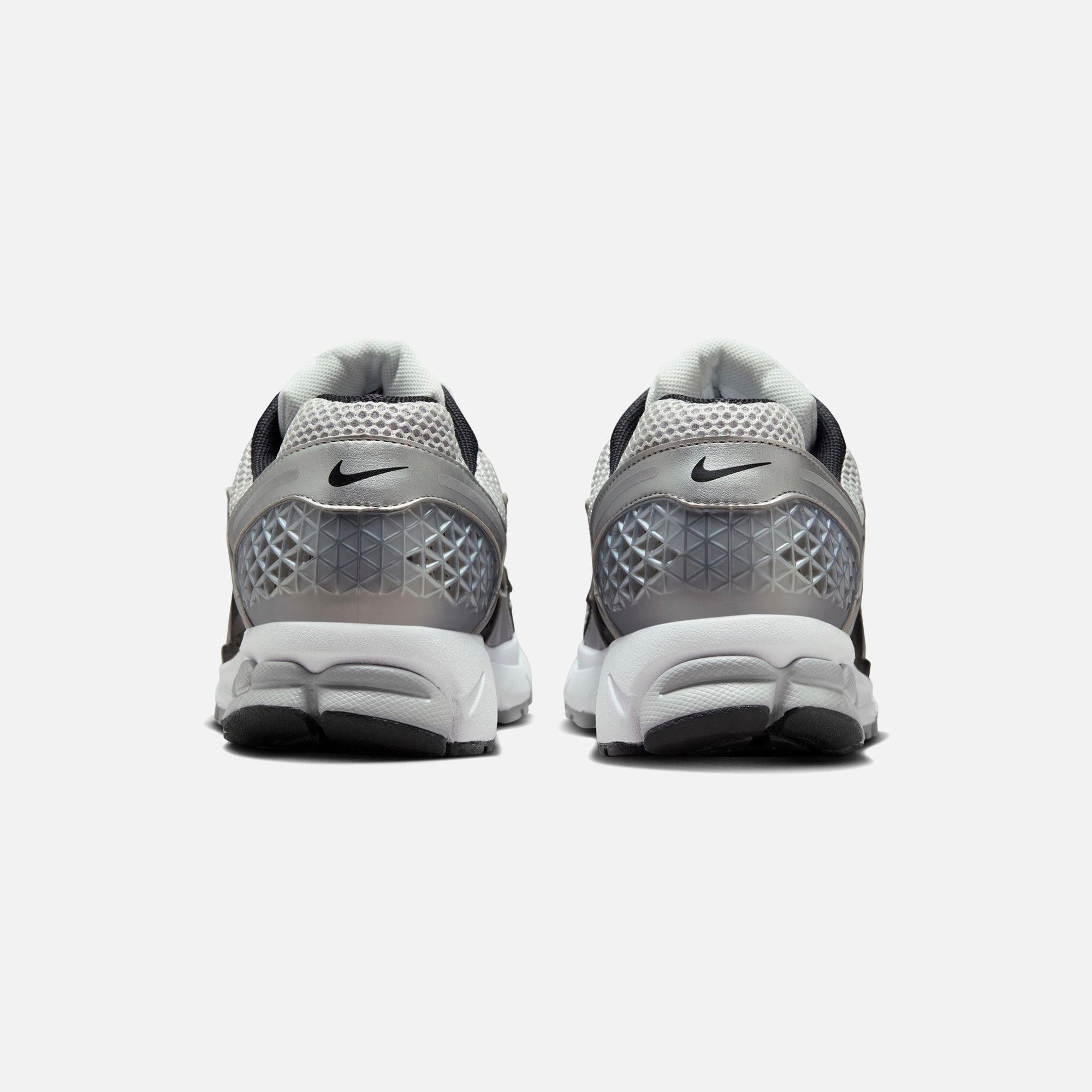 Nike Zoom Vomero 5 - Metallic Silver / Black / Pure Platinum – Kith