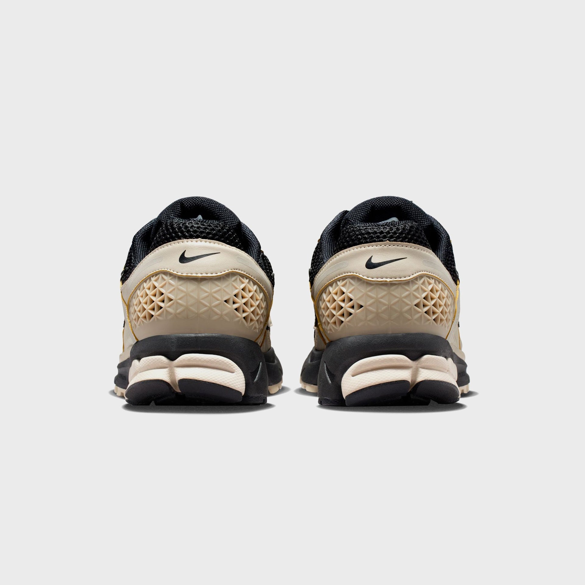 Nike Zoom Vomero 5 - Black / Cream II