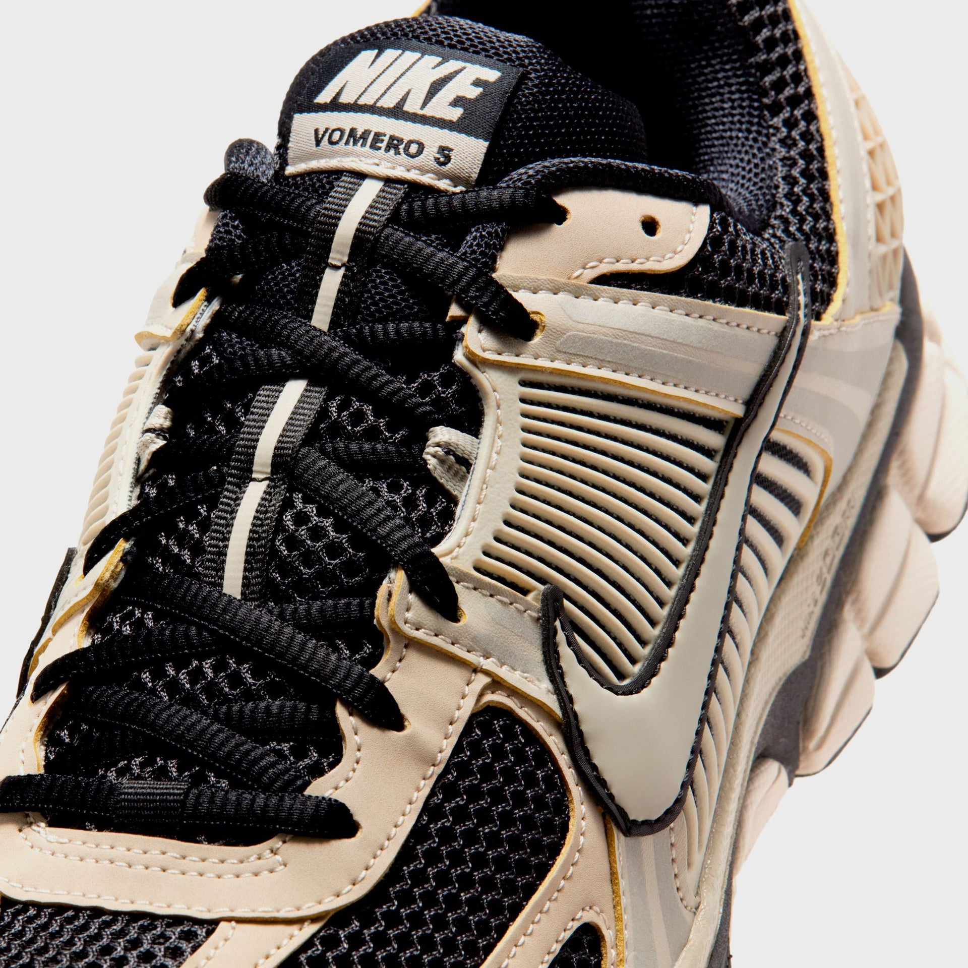 Nike Zoom Vomero 5 - Black / Cream II