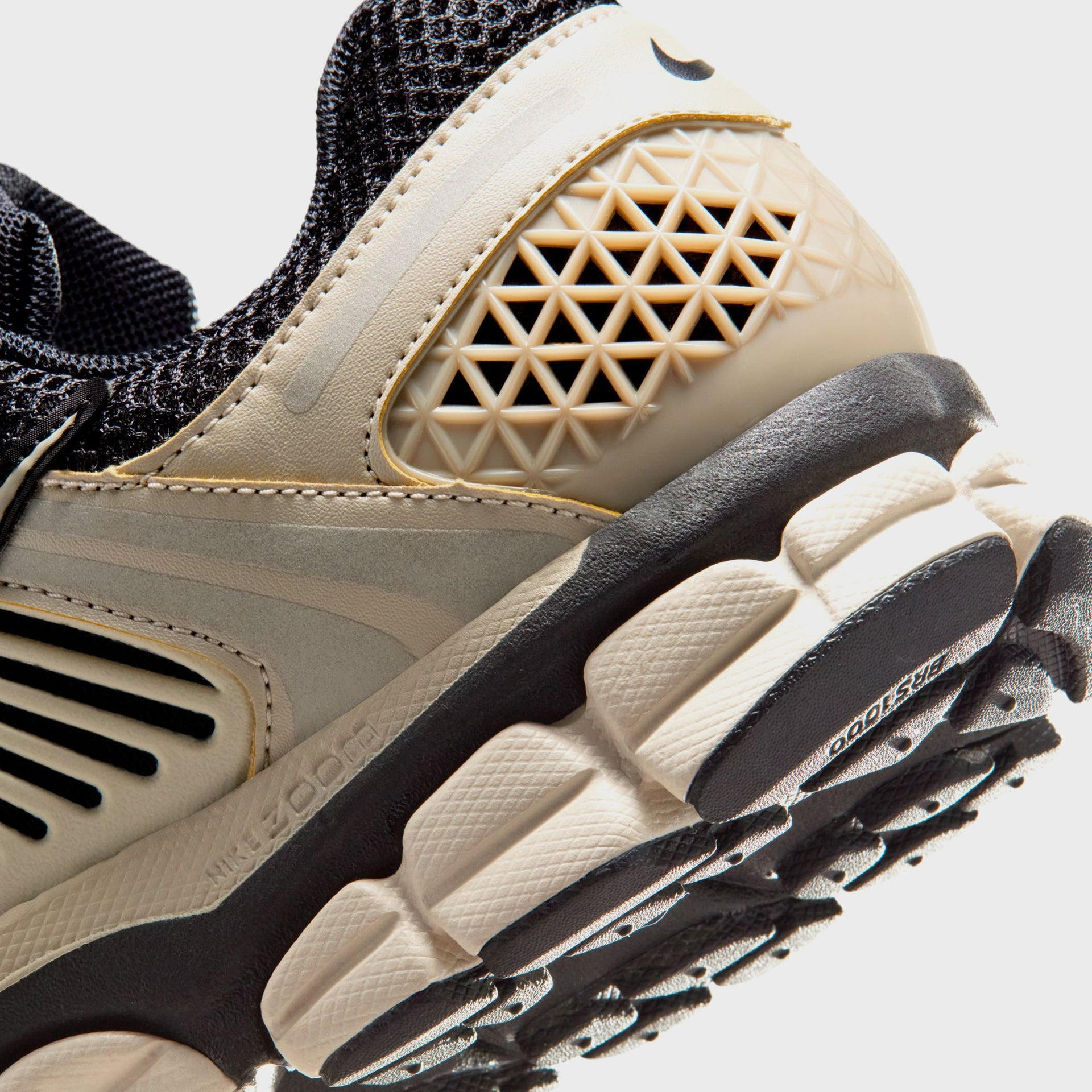 Nike Zoom Vomero 5 - Black / Cream II