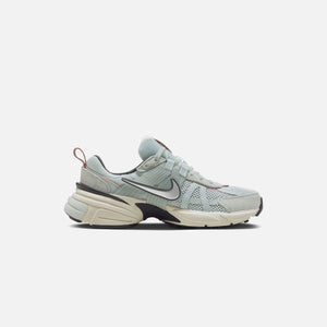 Nike WMNS V2K Run - Light Pumice / Chrome / Light Orewood