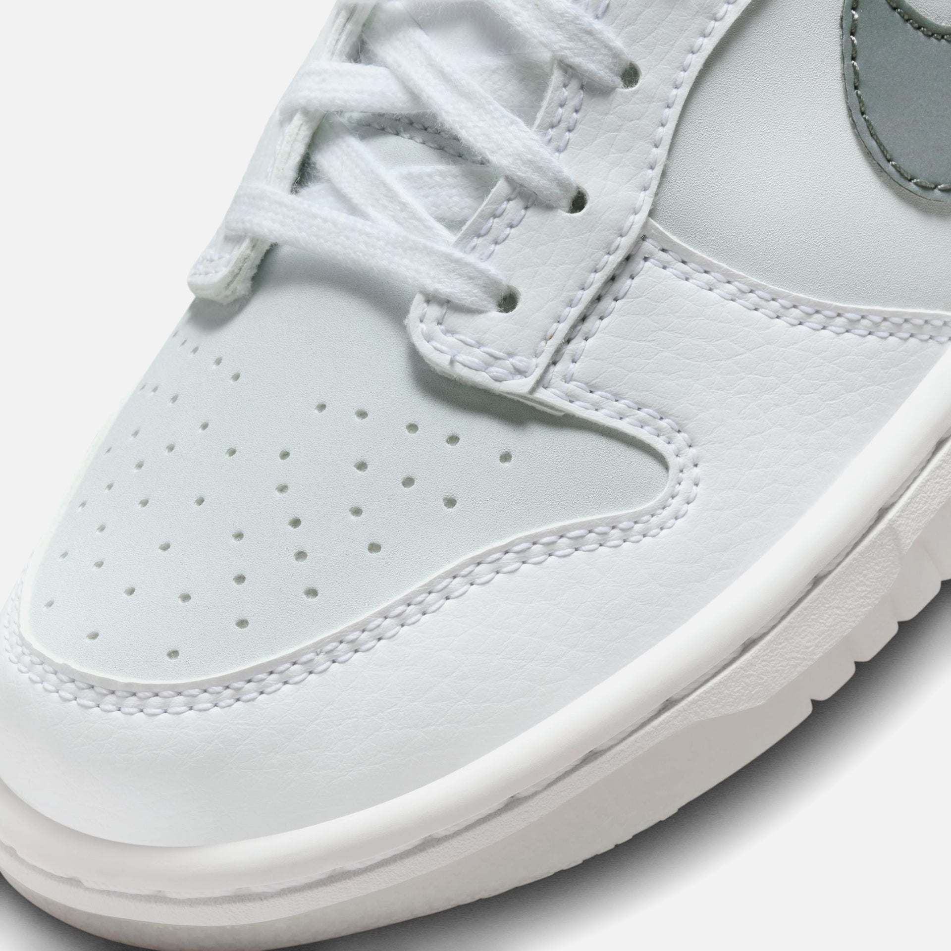 Nike GS Dunk Low - White / Smoke Grey / Pure Platinum