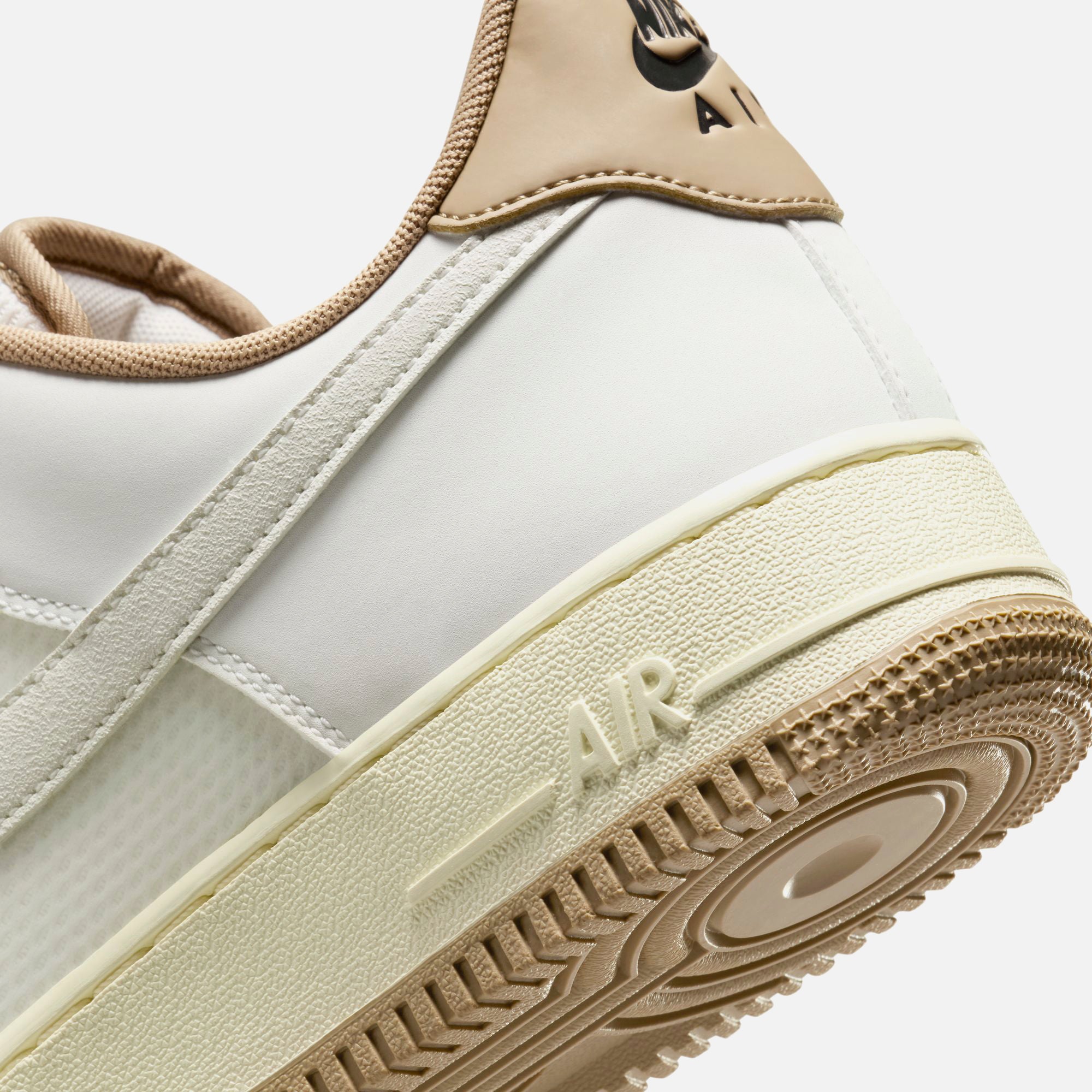国内配送 NIKE AIR FORCE 1 '07 LV8 SUMMIT WHITE/KHAKI-C.MILK Nike Air Force 1 '07 LV8 - Summit White / Khaki / Coconut