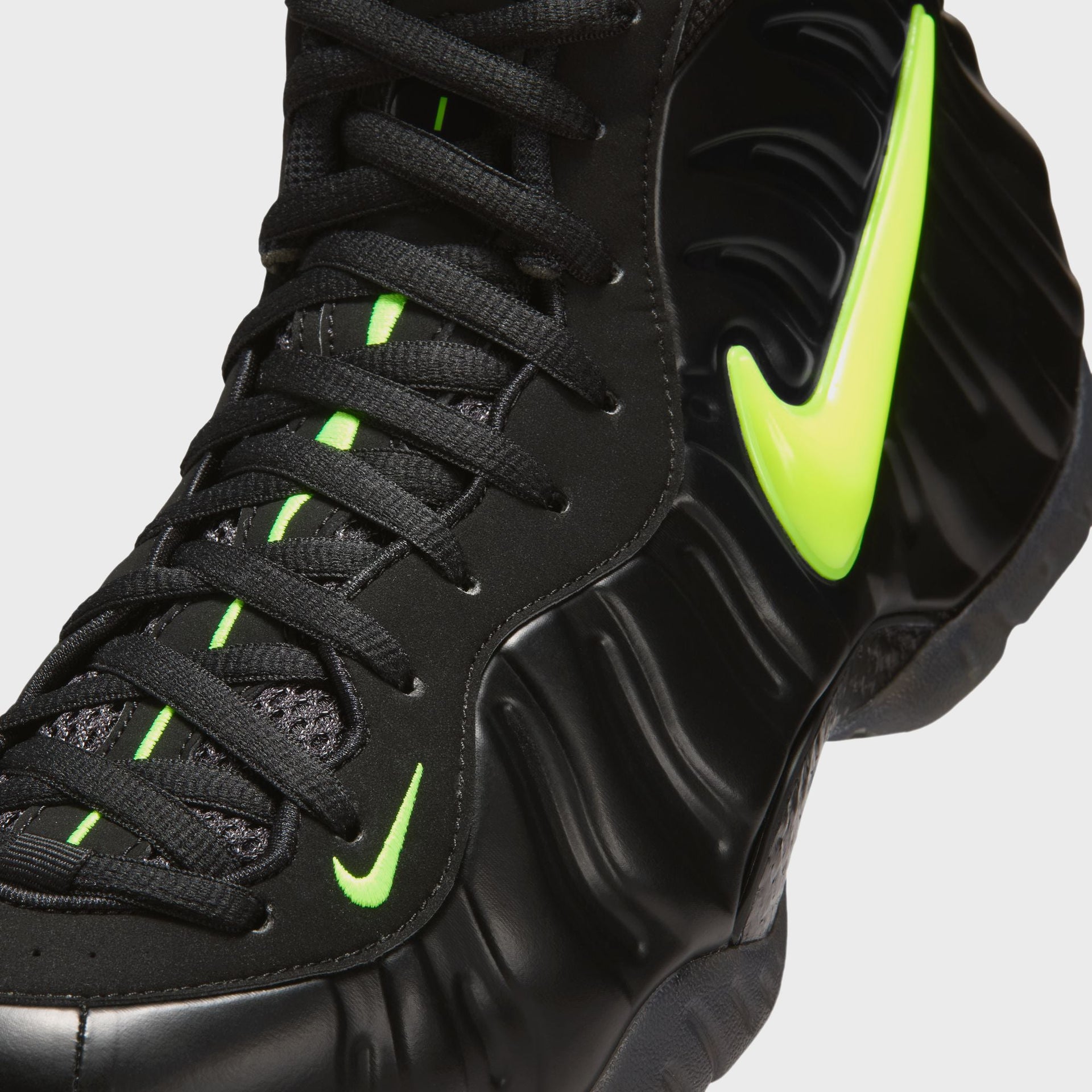 Nike Air Foamposite Pro - Black / Voltage Yellow