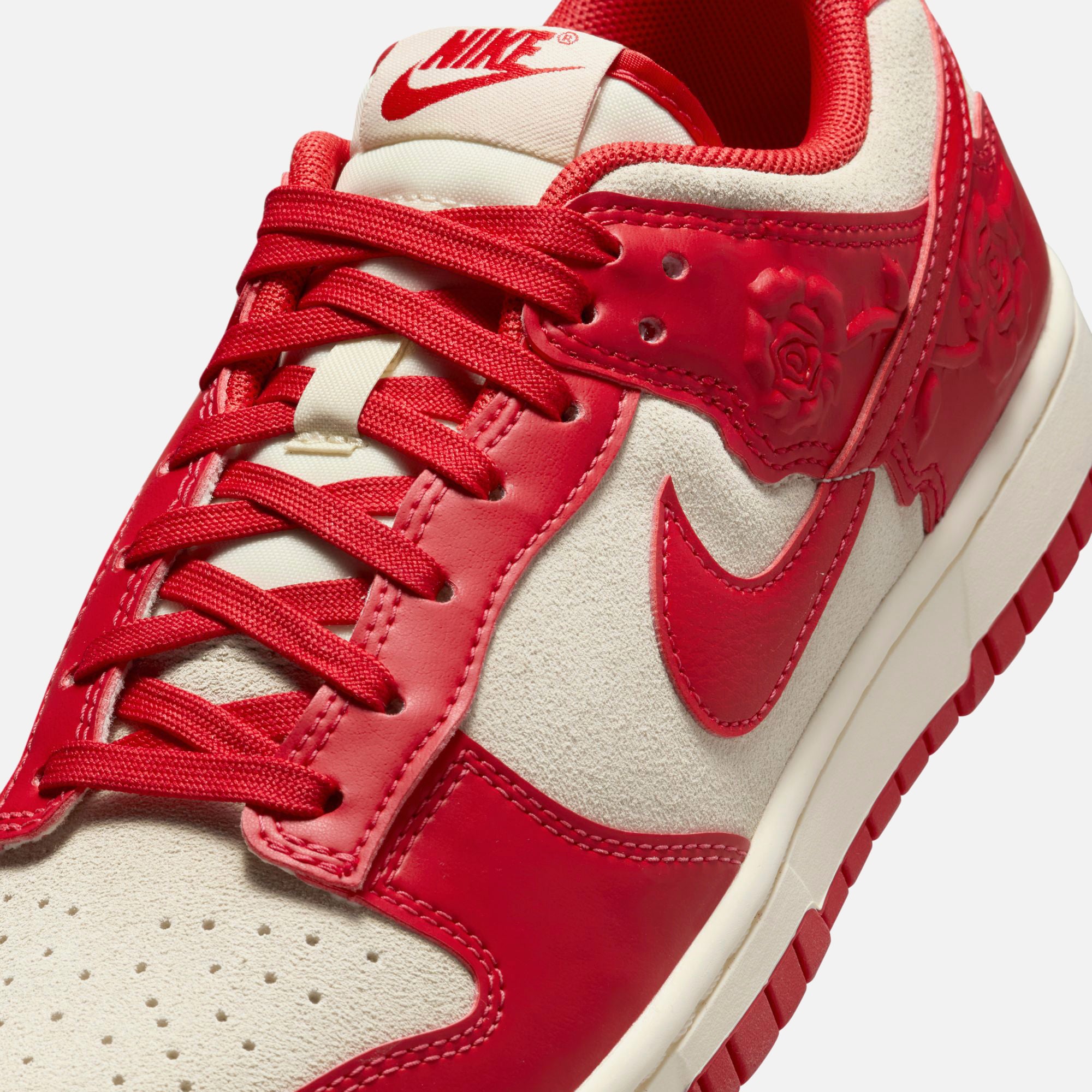 国内配送 NIKE W DUNK LOW COCONUT MILK/U.RED-PALE IVORY Nike Womens Dunk Low (Coconut Milk/University Red/Pale Ivory