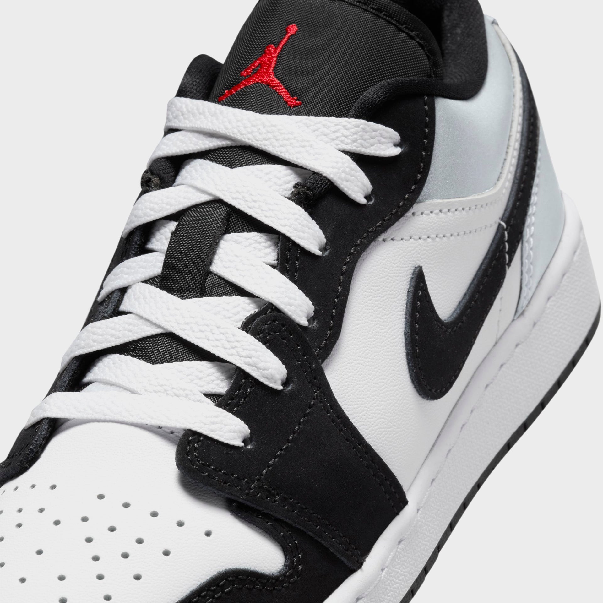 Air Jordan GS 1 Low Se Uni - White / Black / Matte Silver / Fire Red