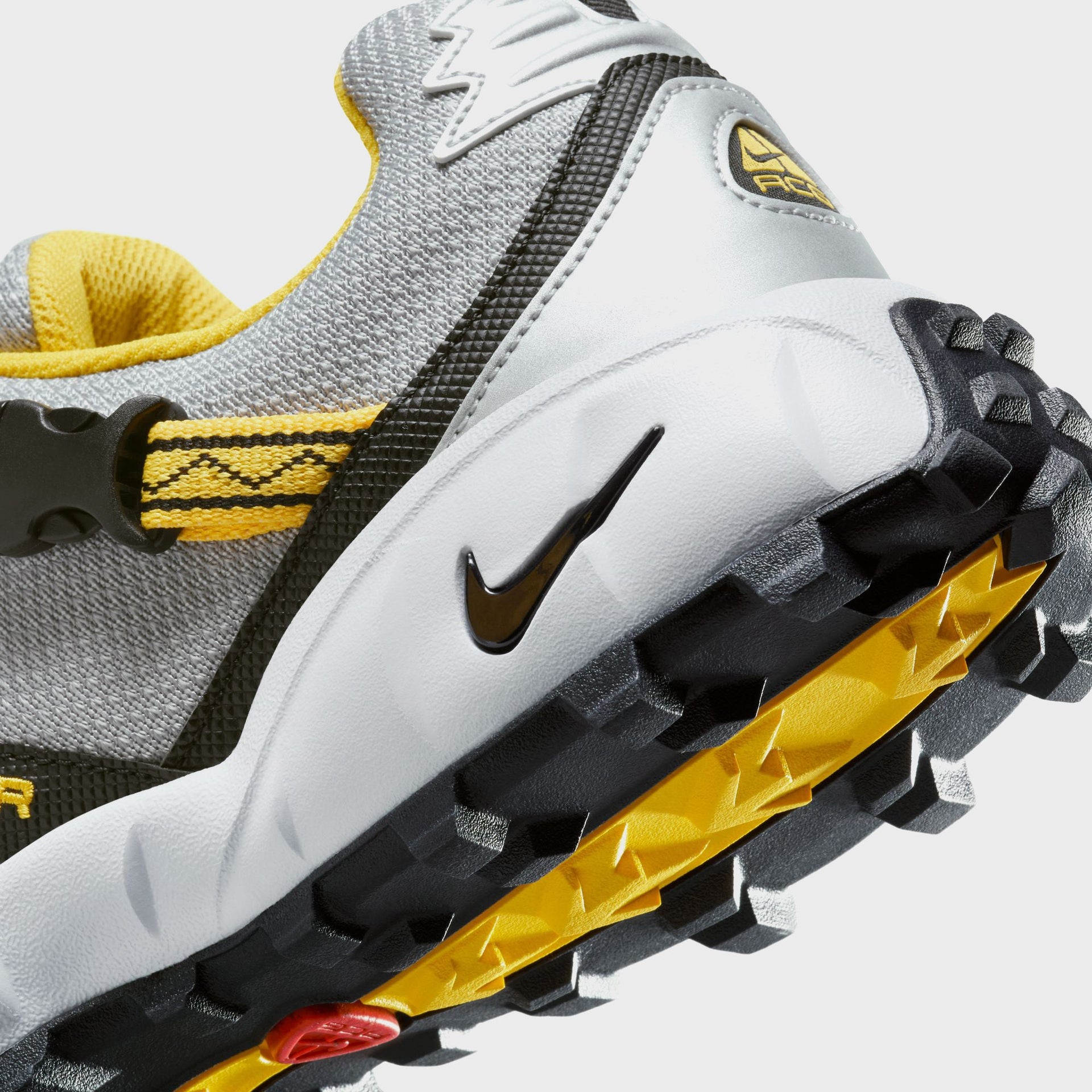 Nike ACG Phassad - Black / Yellow Zest / Metallic Silver