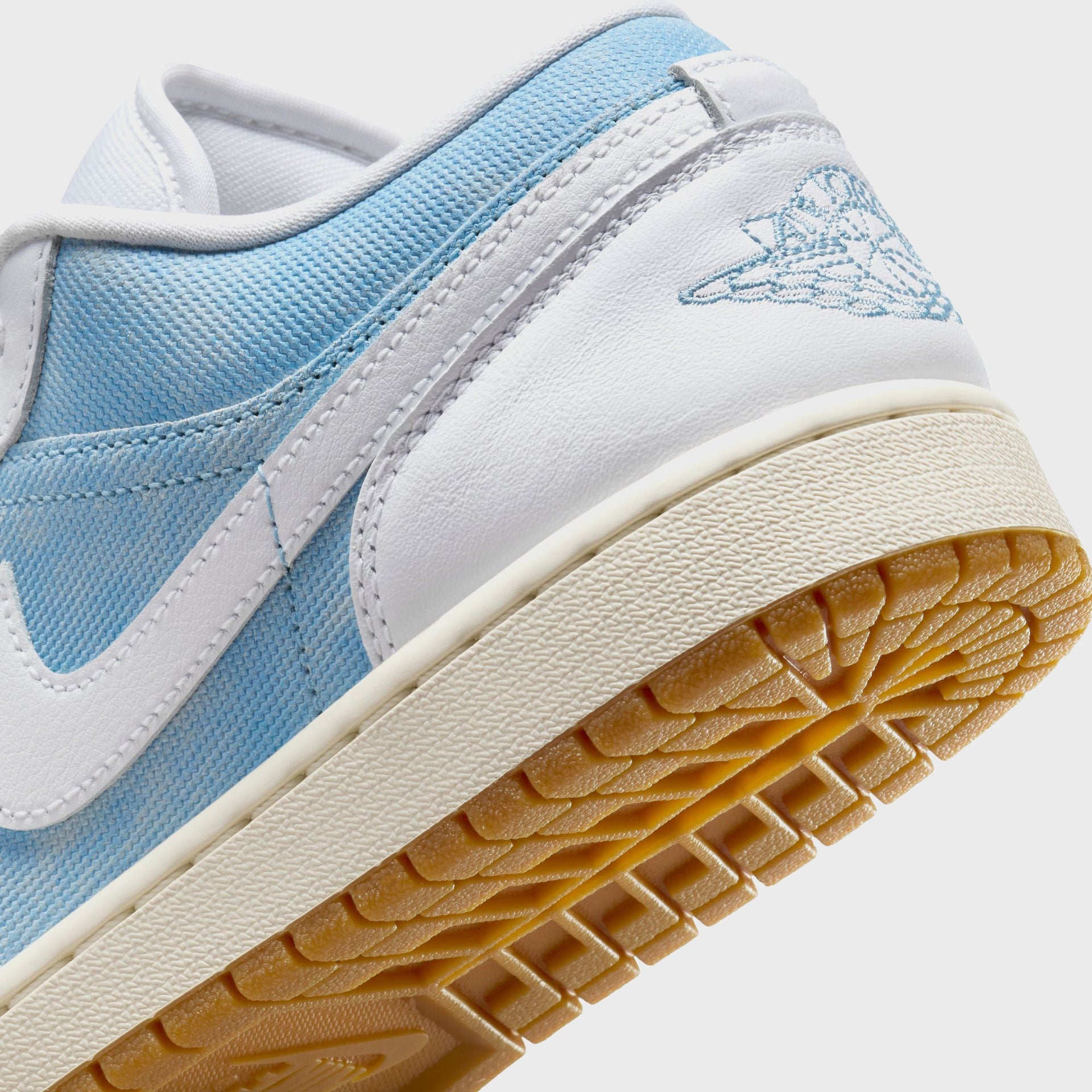 Jordan WMNS Air Jordan 1 Low SE - Worn Blue / White / Gum Light Brown / Sail
