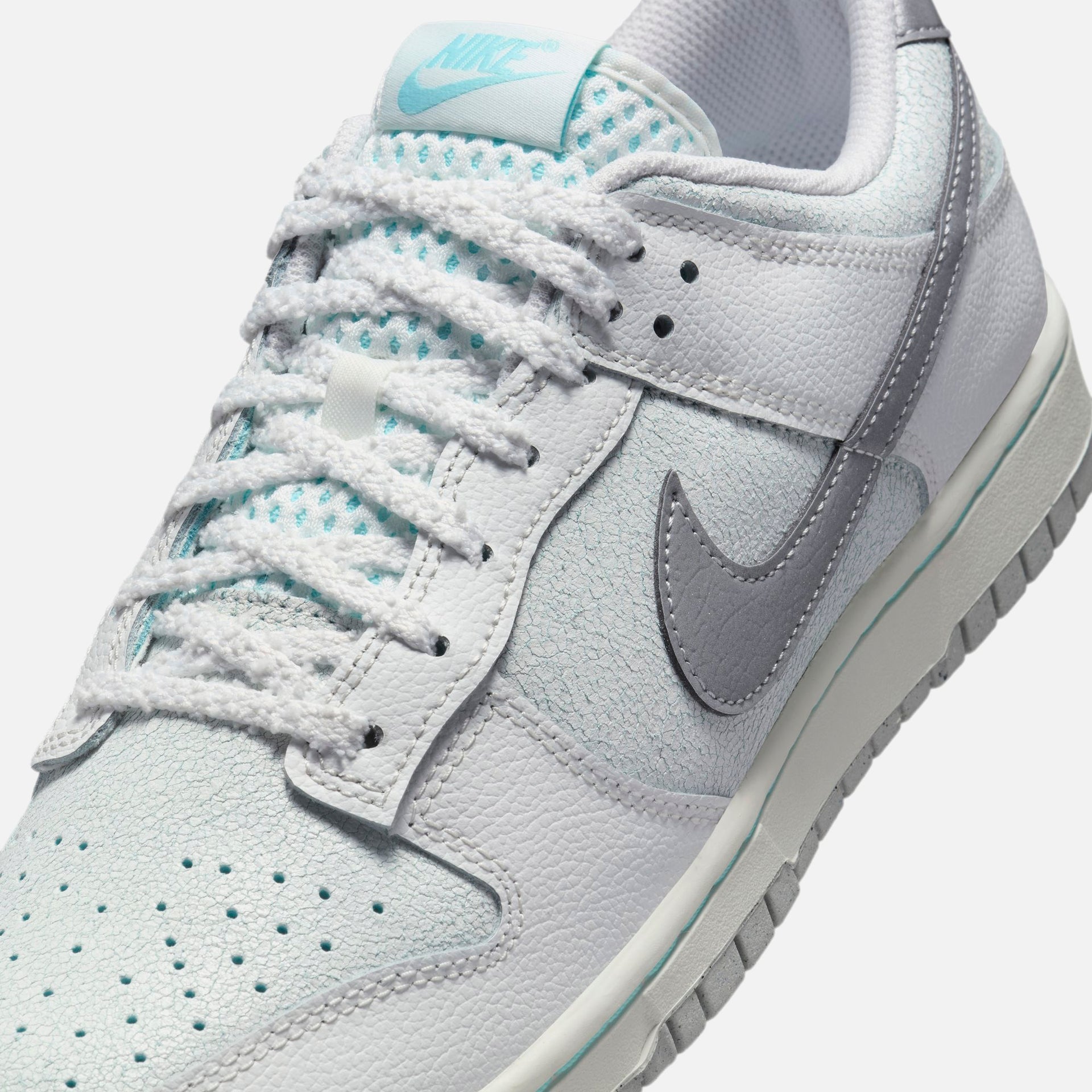 Nike Dunk Low Retro SE - Glacier Ice / Metallic Silver