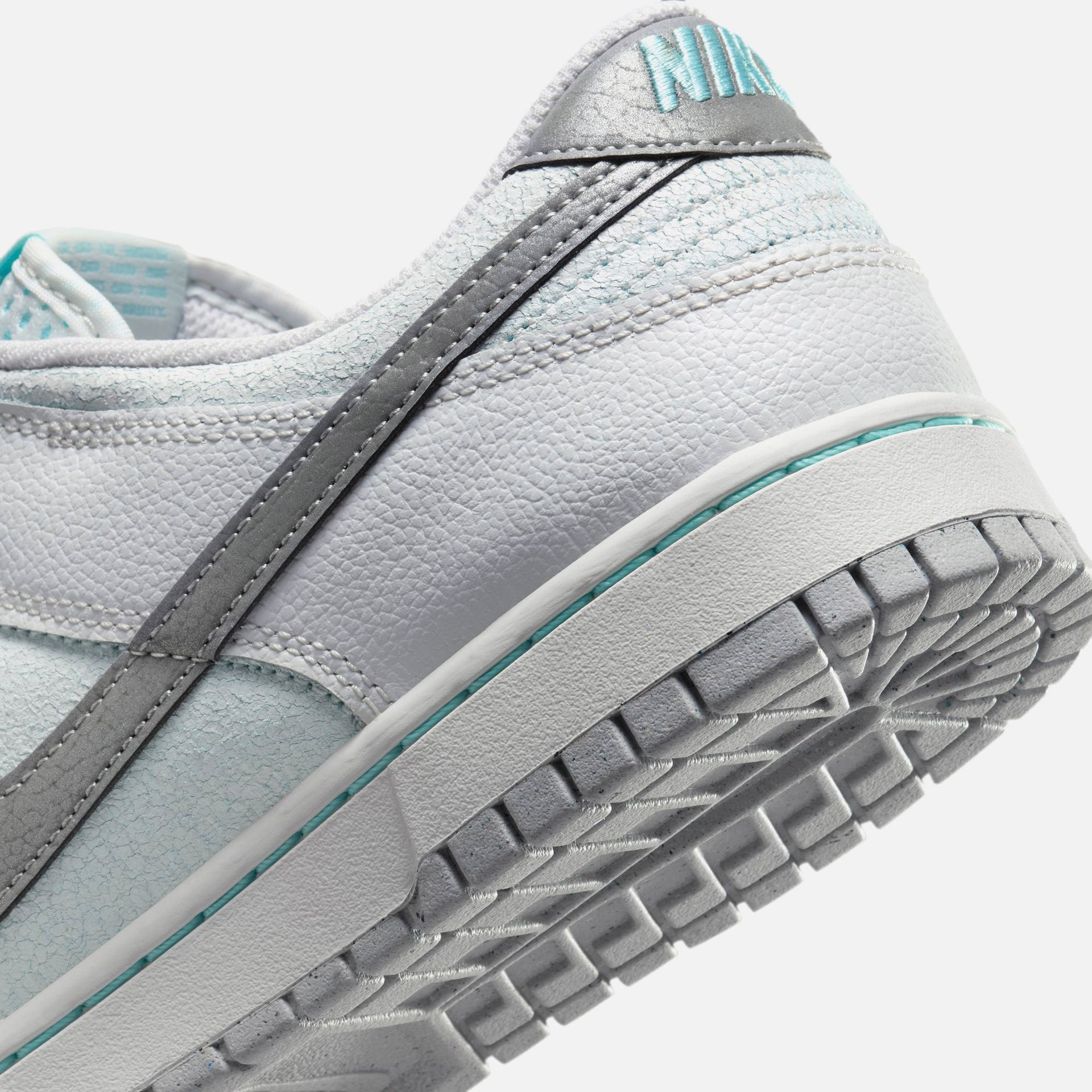 Nike Dunk Low Retro SE - Glacier Ice / Metallic Silver