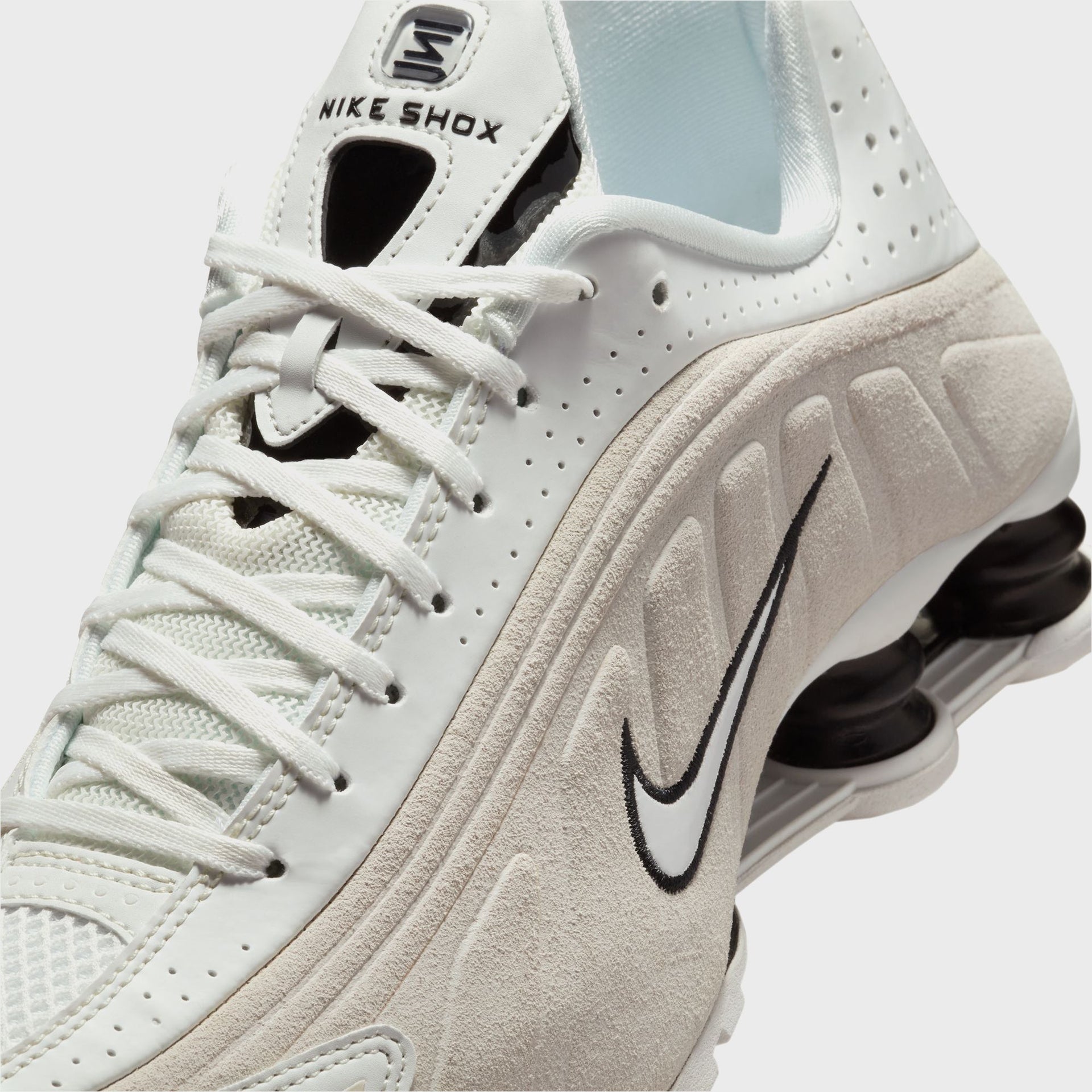 Nike WMNS Shox R4 - Summit White / Black / Light Orewood Brown