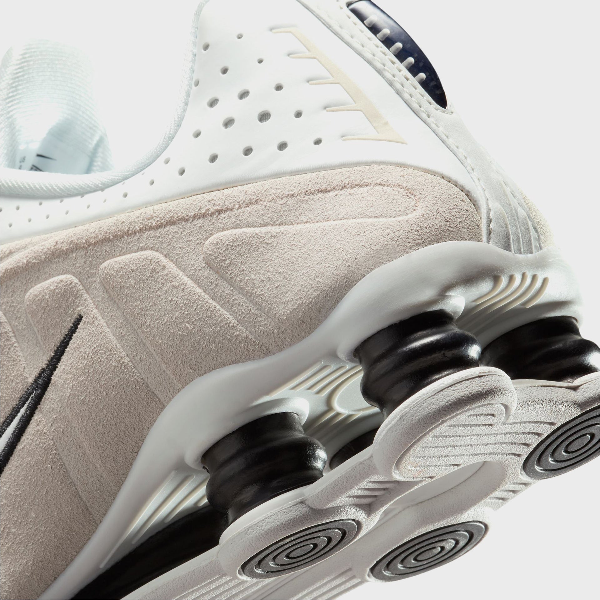 Nike WMNS Shox R4 - Summit White / Black / Light Orewood Brown