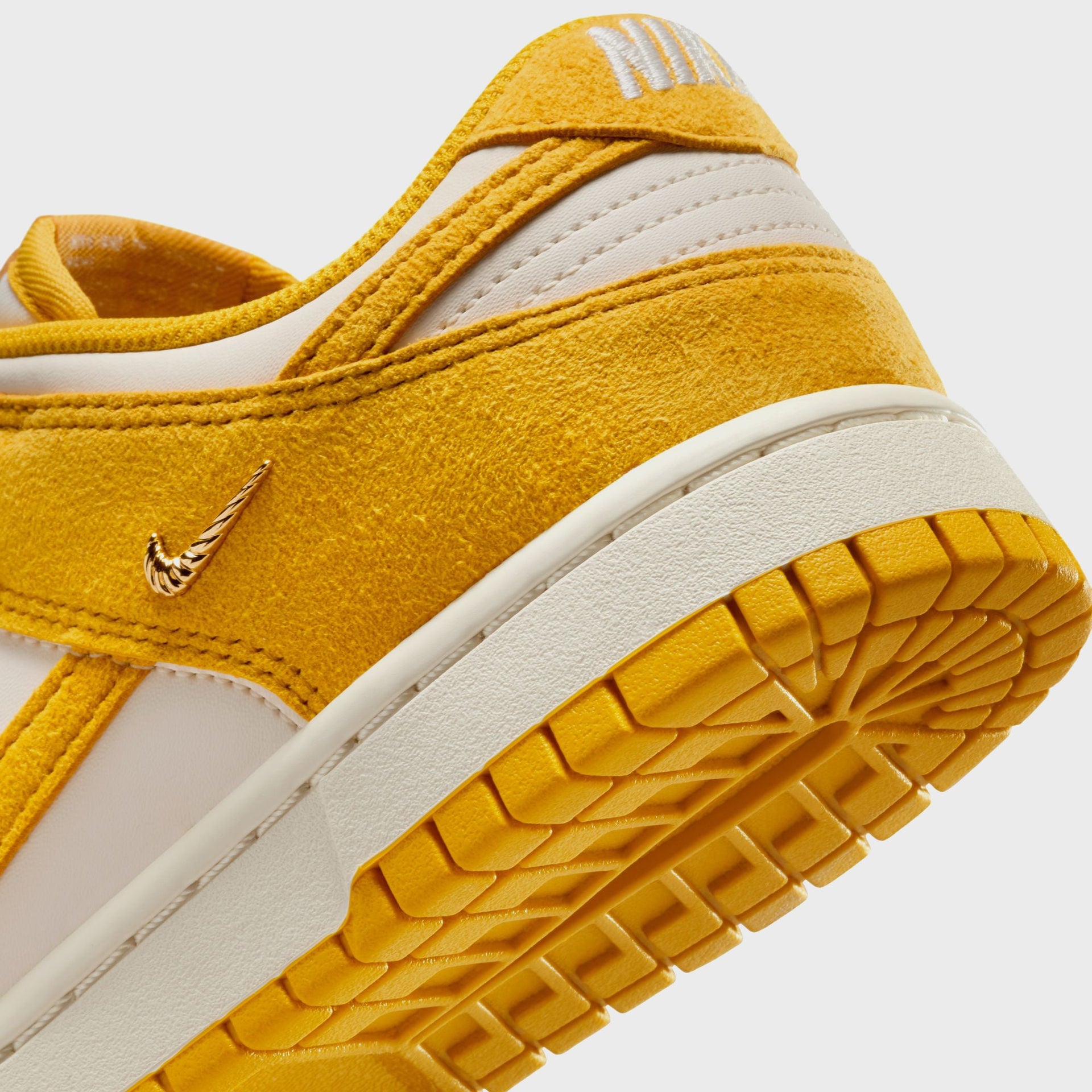 Nike WMNS Dunk Low - Pale Ivory / Dark Sulfur / Sail