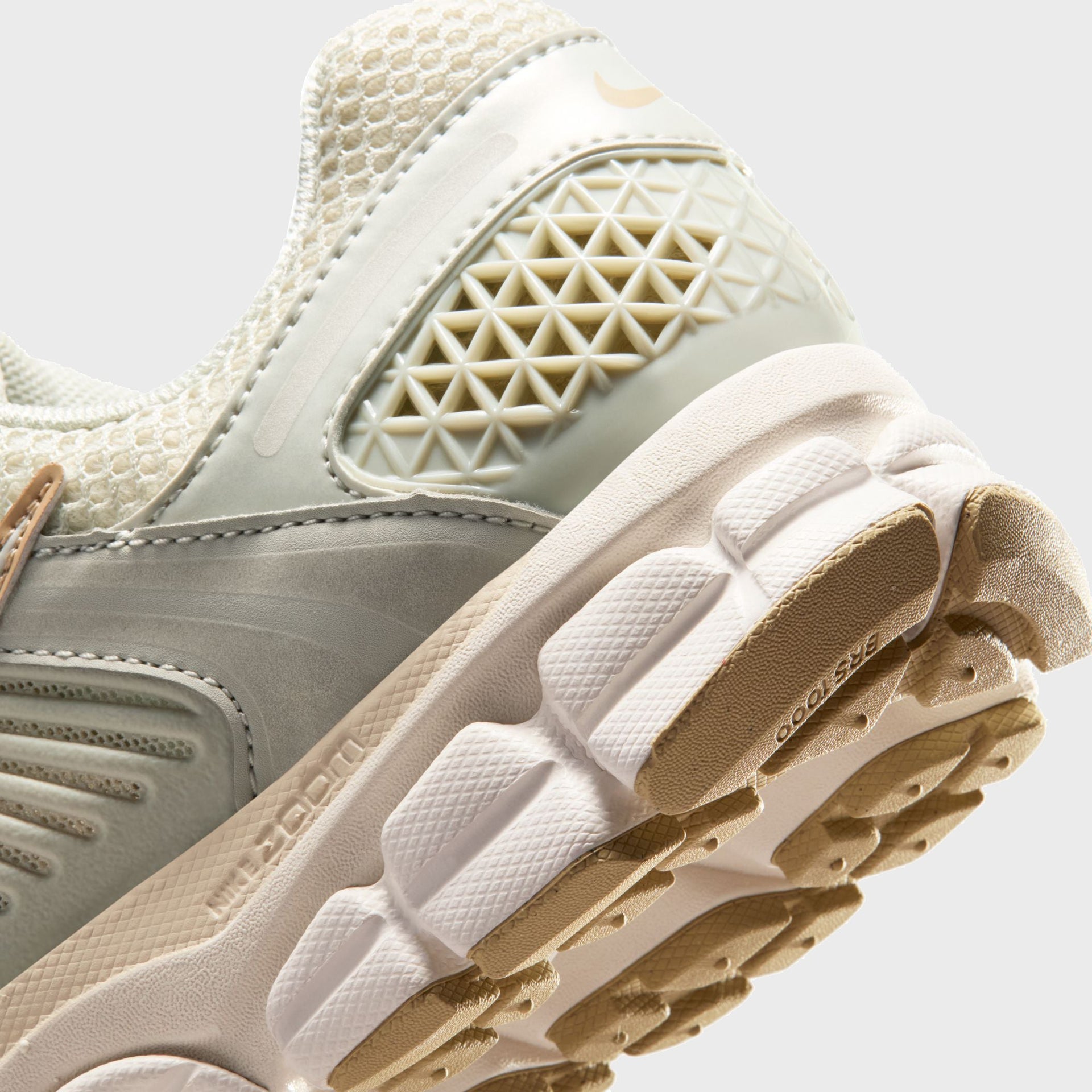 Nike WMNS Zoom Vomero 5 - Light Bone / Phantom