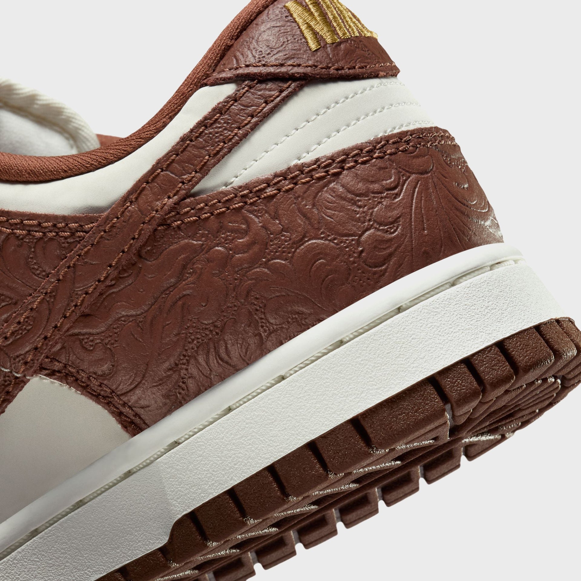 Nike WMNS Dunk Low - Sail / Fauna Brown / Metallic Gold