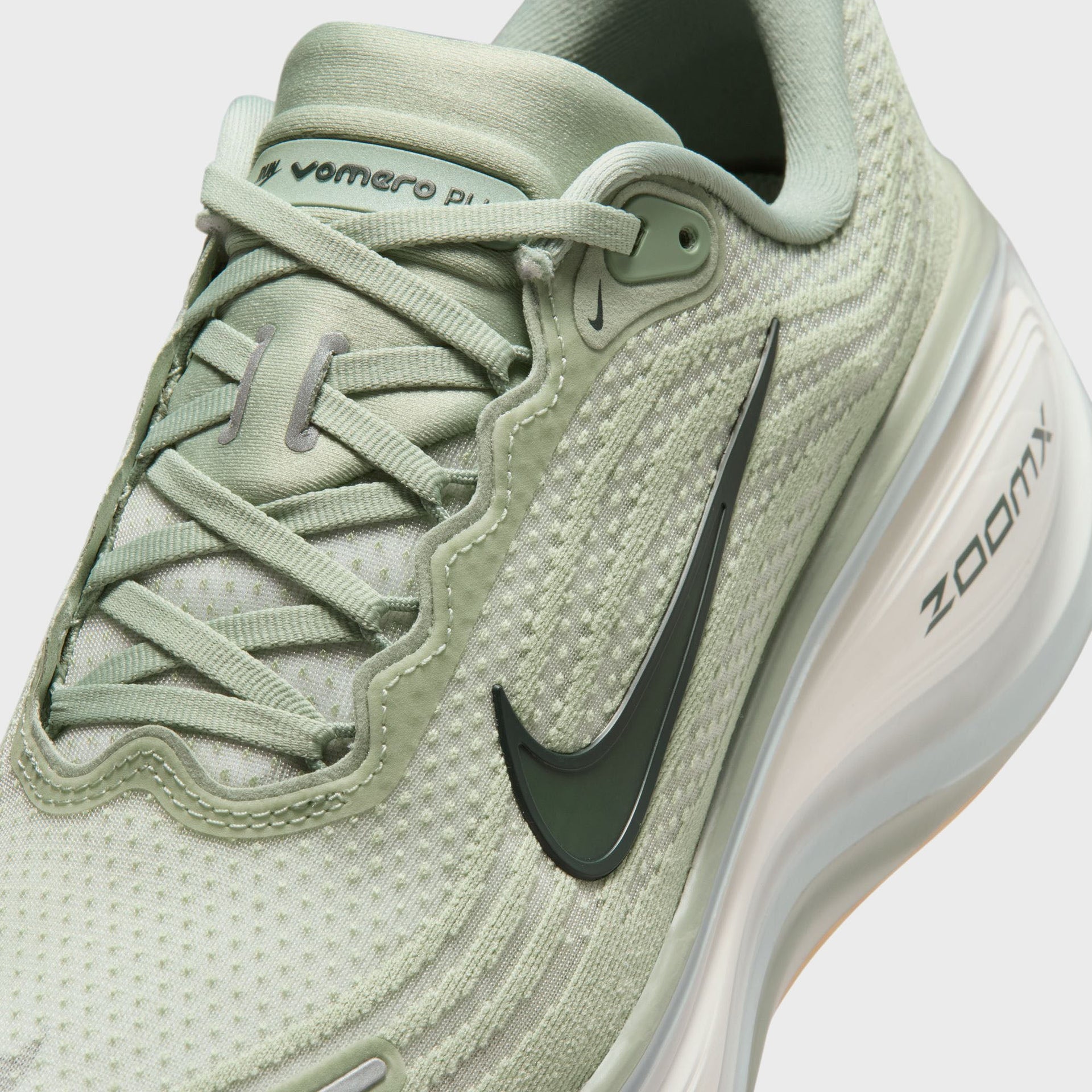 Nike Vomero Plus - Jade Horizon / Sail / Light Silver / Black Spruce