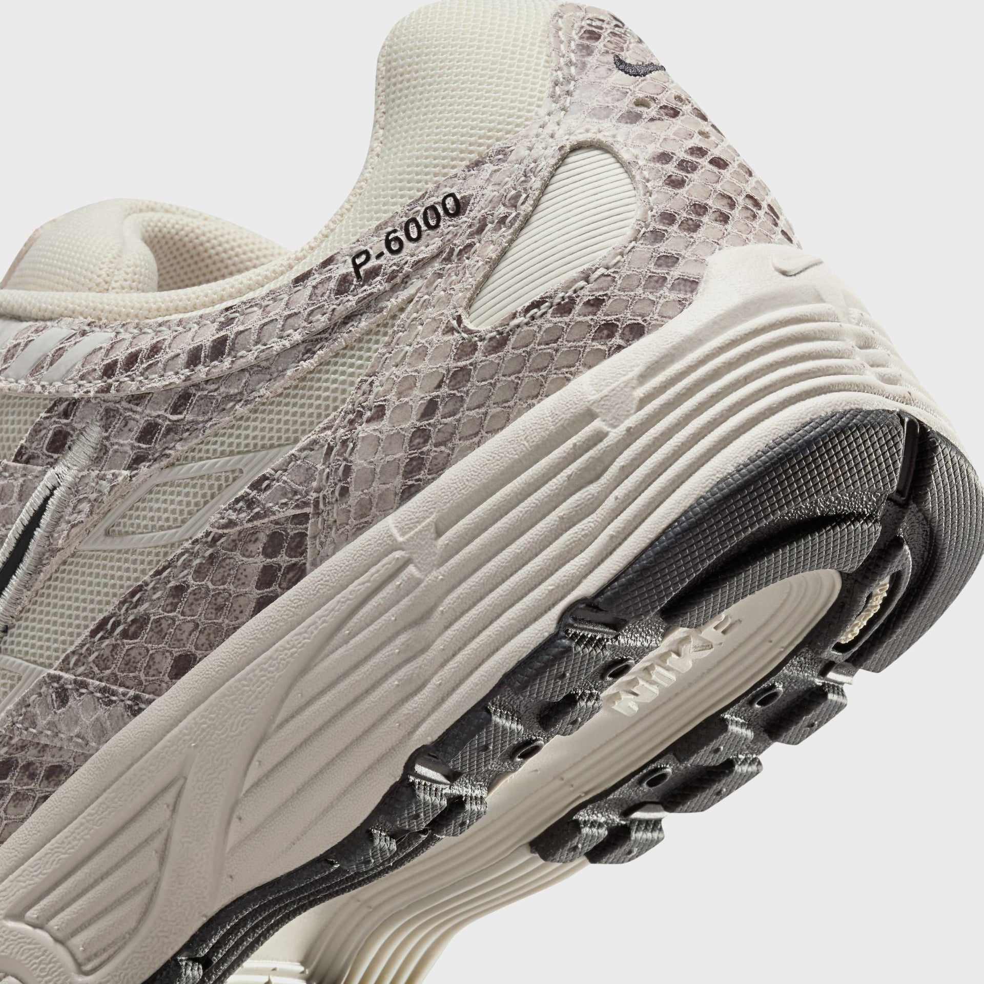 Nike WMNS P-6000 SE - Light Bone / Black