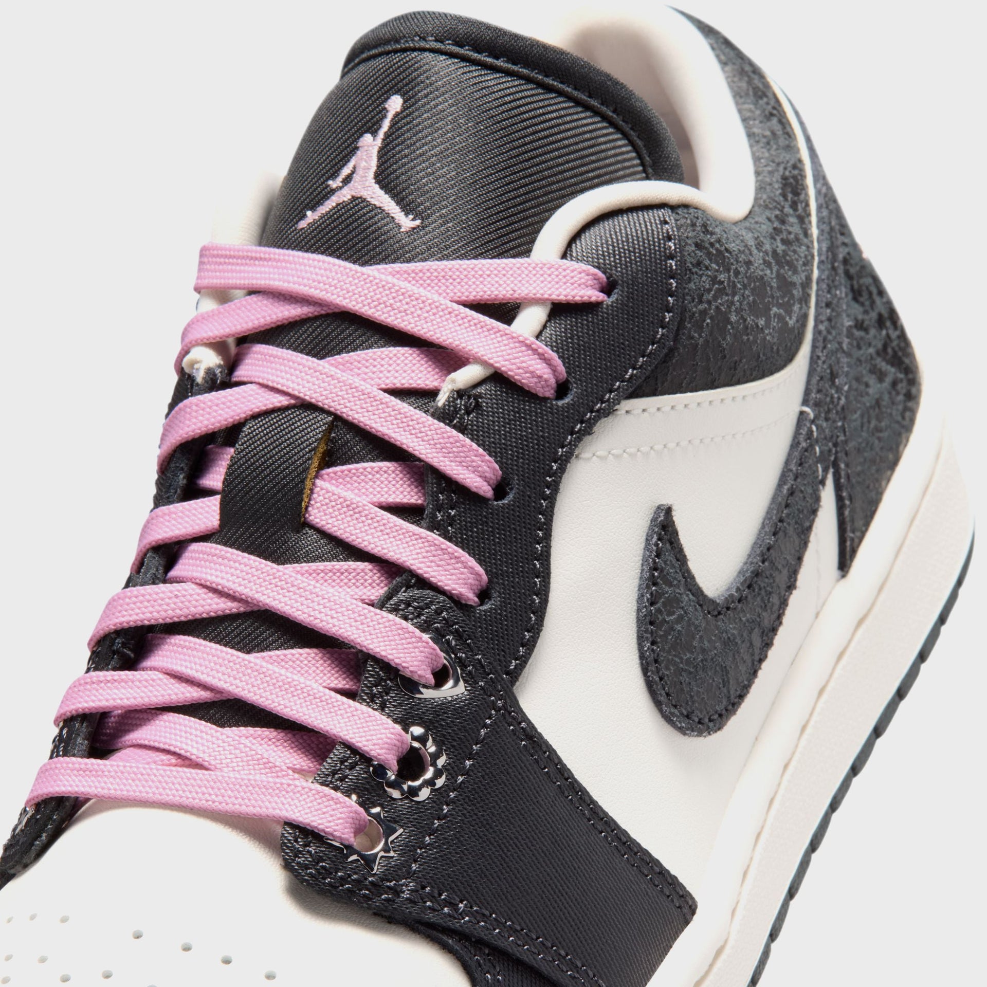 Jordan WMNS Air Jordan 1 Low SE - Anthracite / Sail / Coconut Milk / Iced Carmine