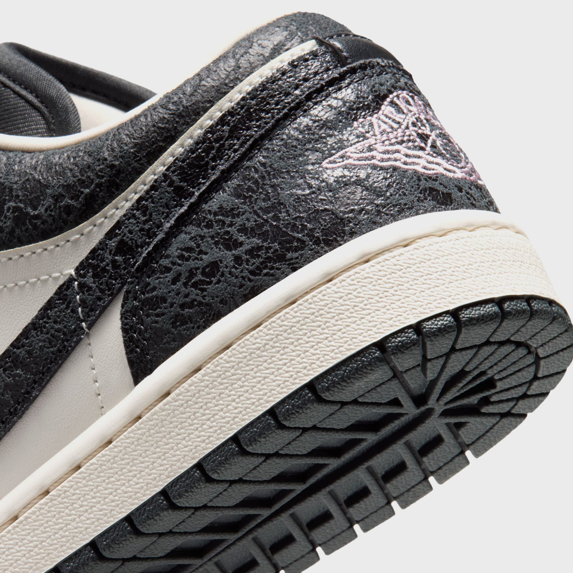 Jordan WMNS Air Jordan 1 Low SE - Anthracite / Sail / Coconut Milk / Iced Carmine